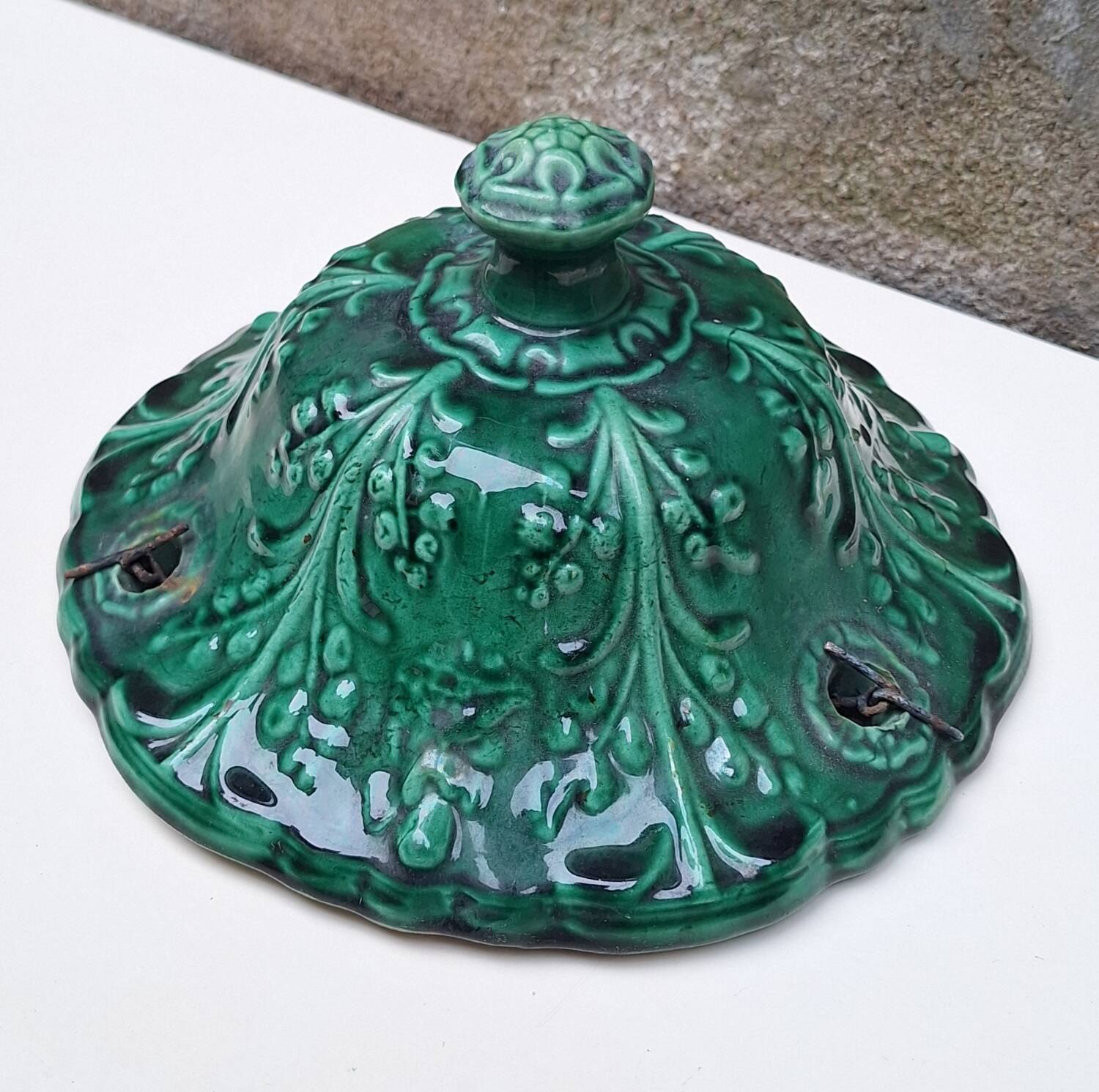 Hanging planter in green earthenware