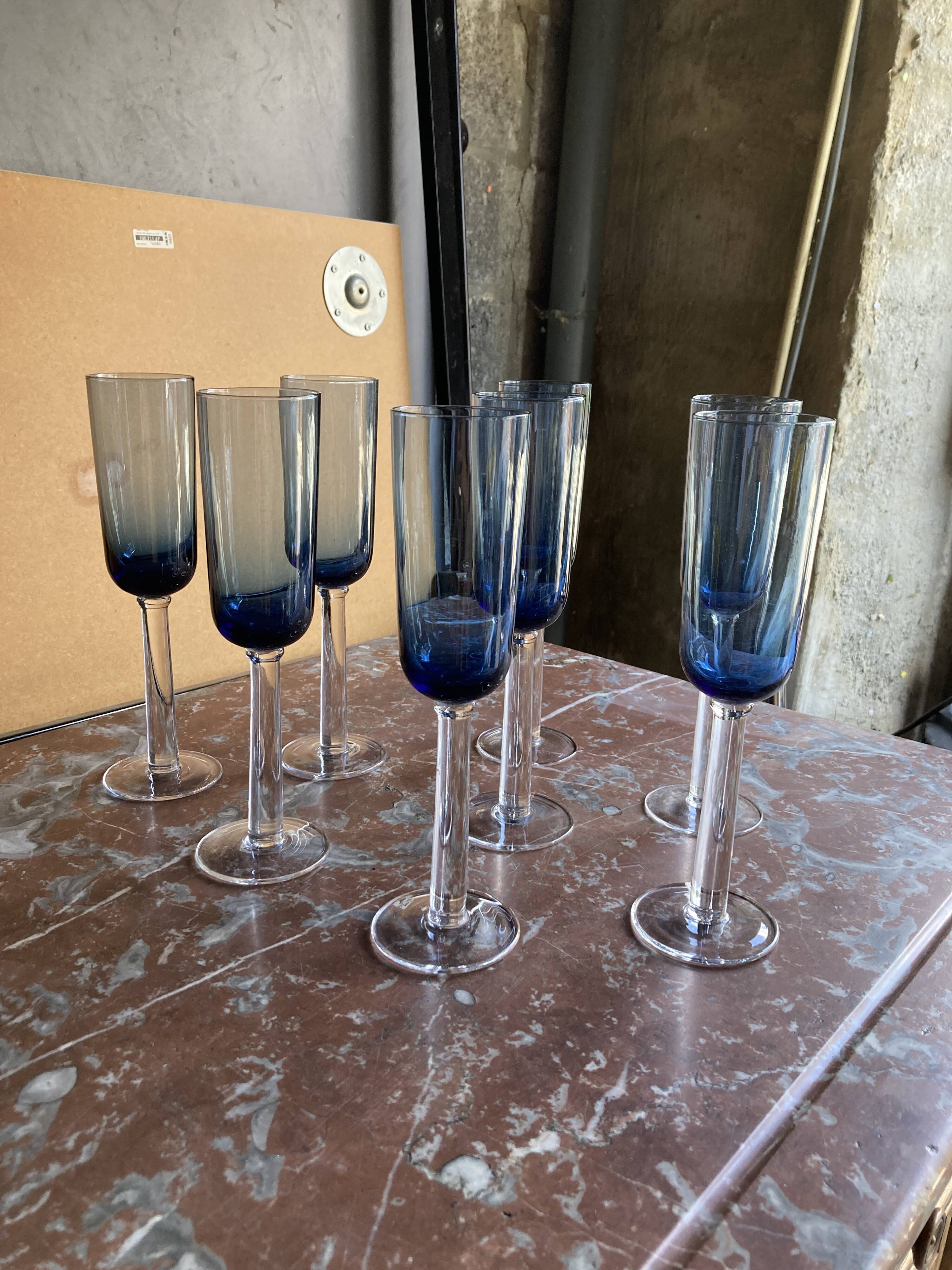 Set of 8 stemmed glasses