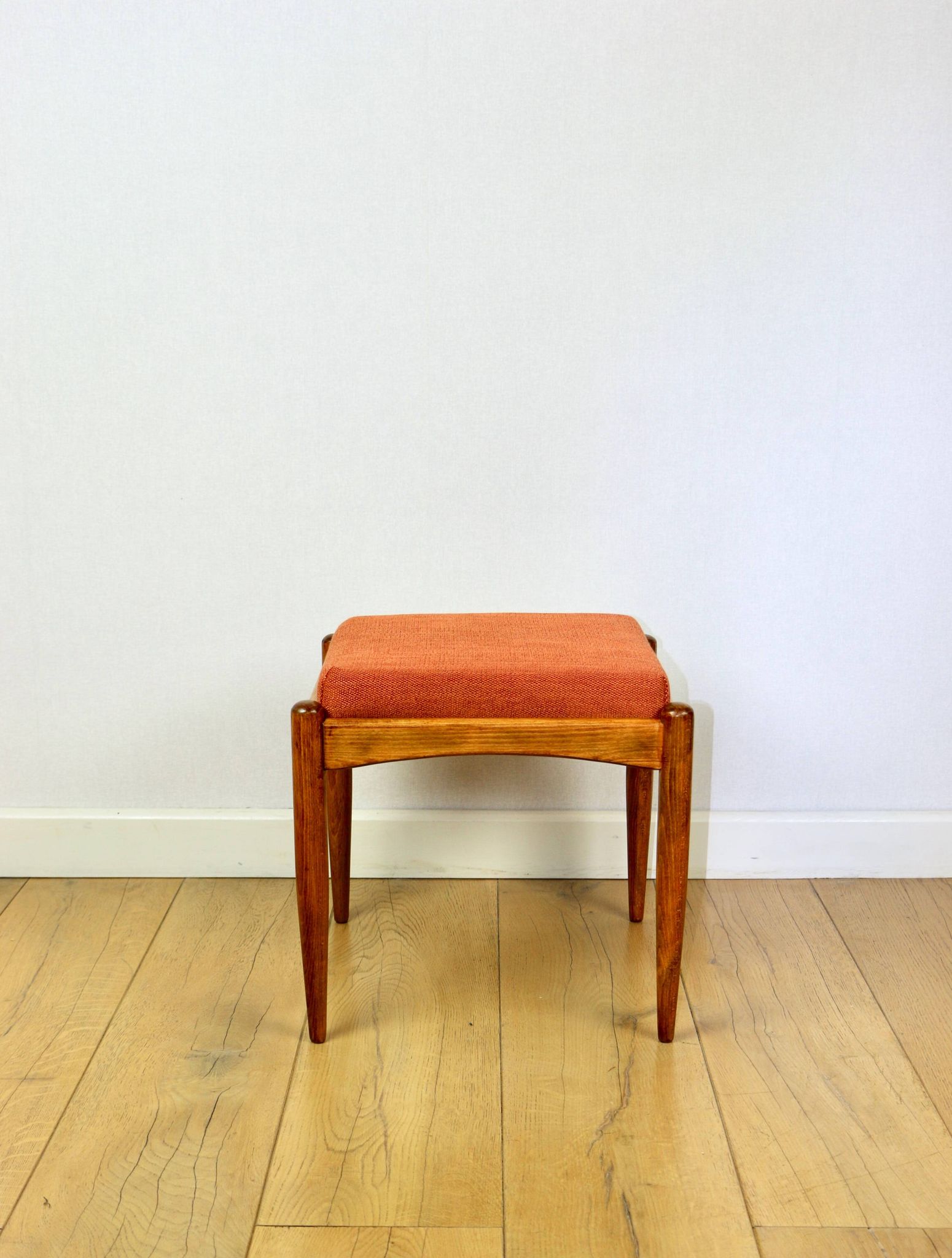 Tabouret Edmund Homa, siège structurel en brique orange.