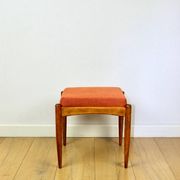 Tabouret Edmund Homa, siège structurel en brique orange.