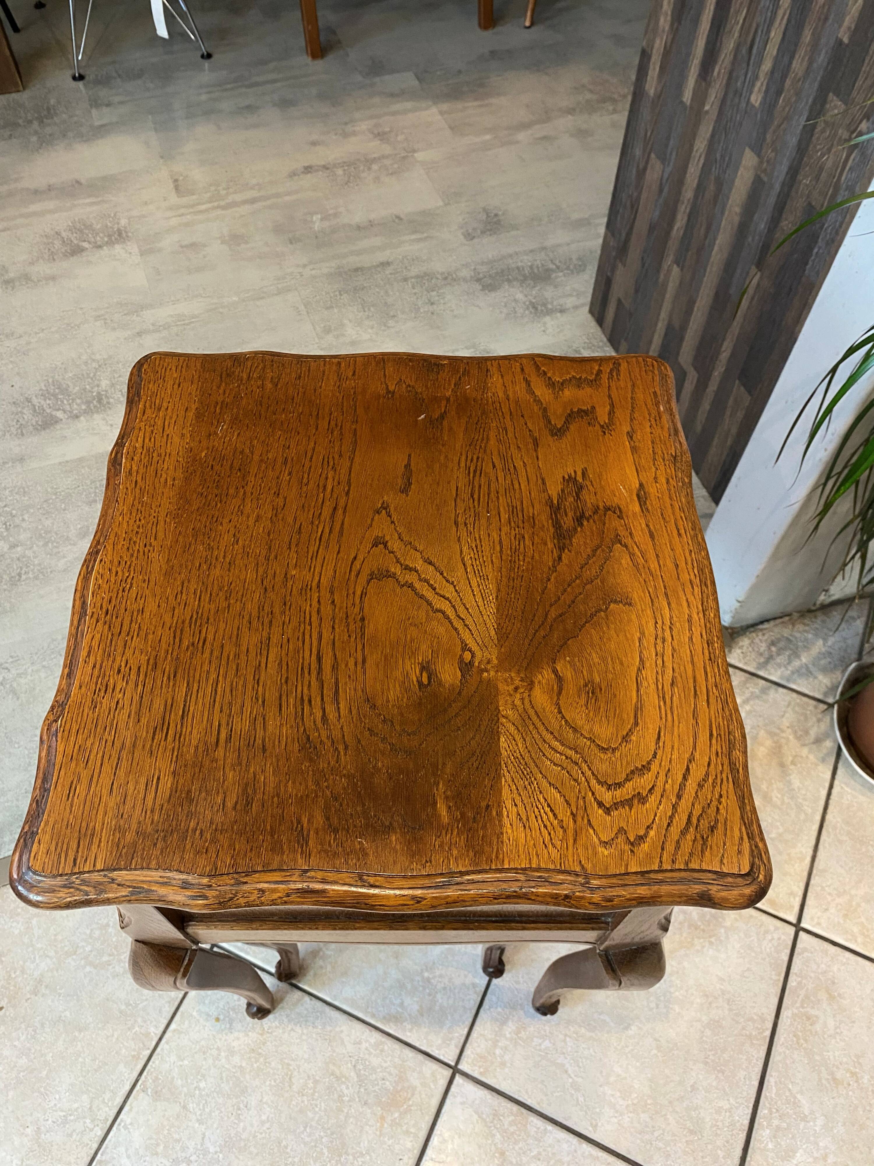 Gueridon set with gueridon and stool in solid oak in Louis XV style.
