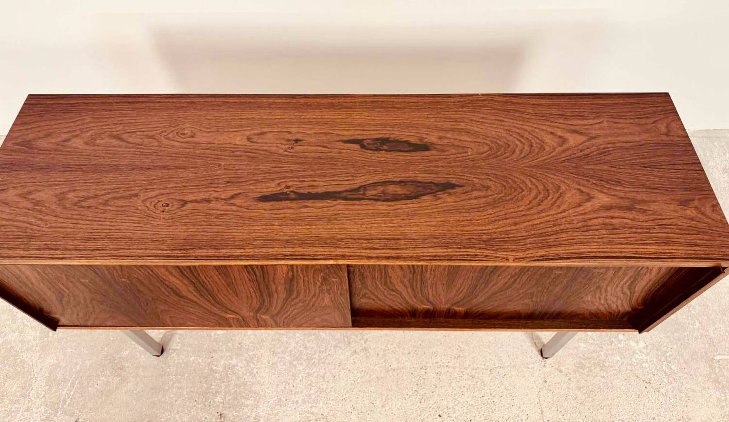 Small enfilade, 142 cm long, with 2 doors in rosewood.
