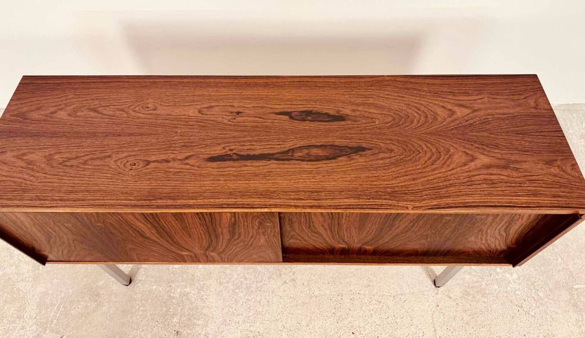 Small enfilade, 142 cm long, with 2 doors in rosewood.