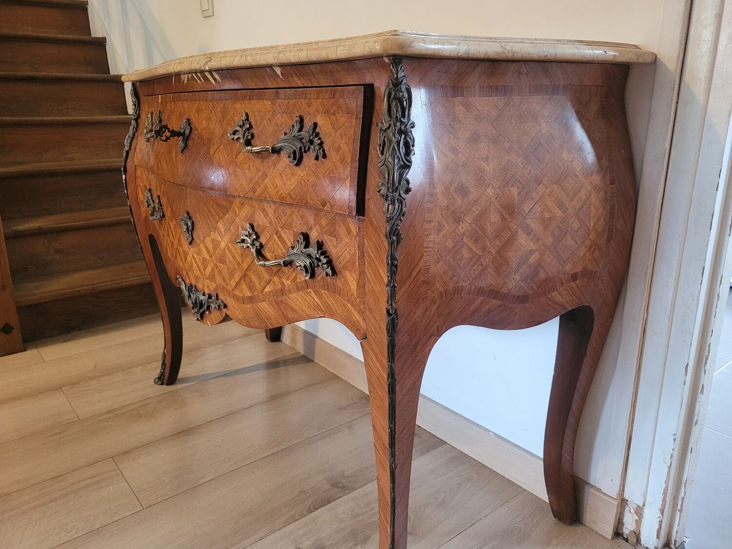 Curved chest of drawers in Louis XV style marquetry