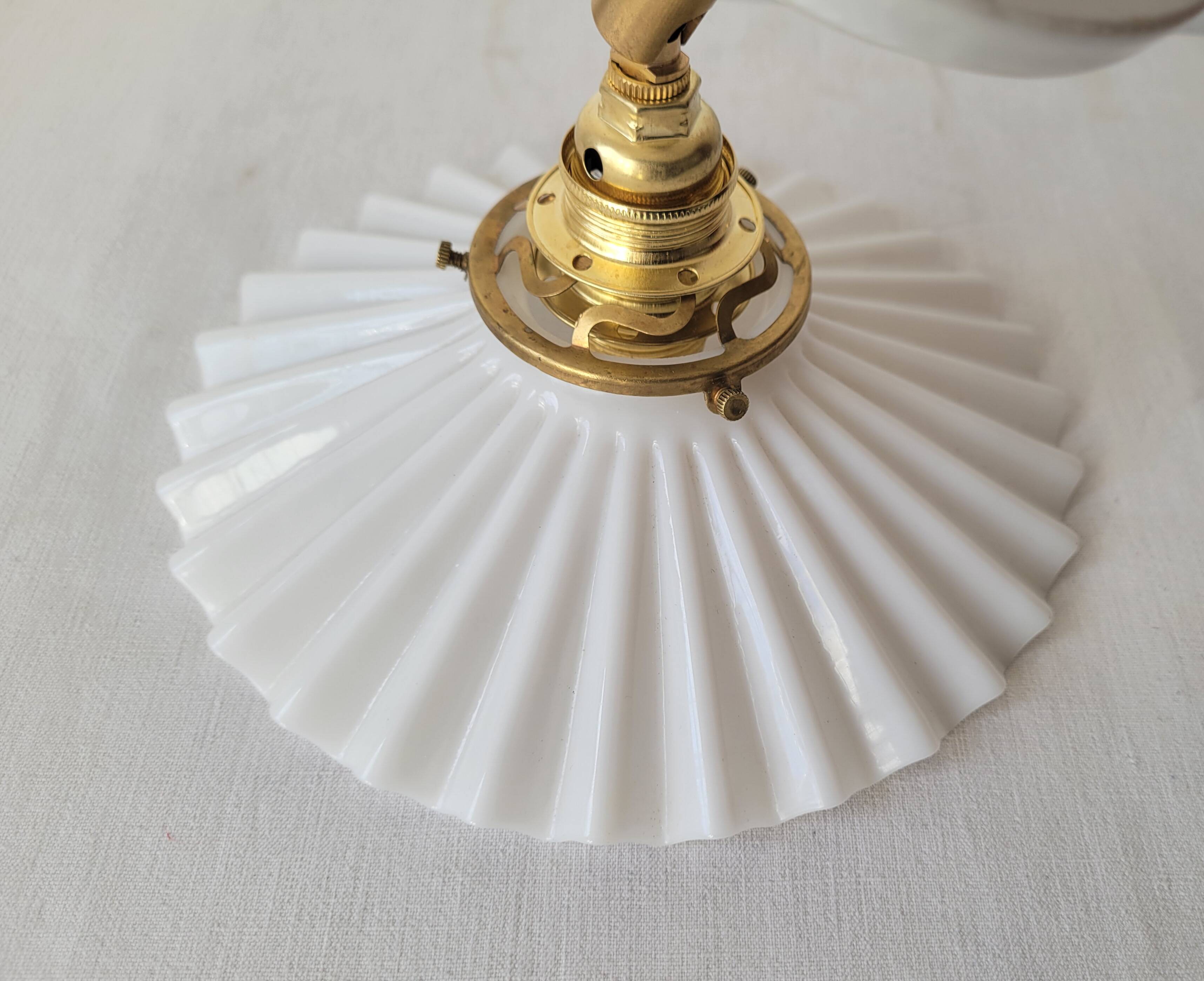 Wall lamp in opaline, brass and glass