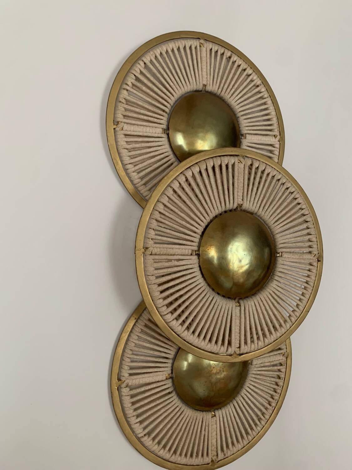 Wall lamp in gilded iron and rope