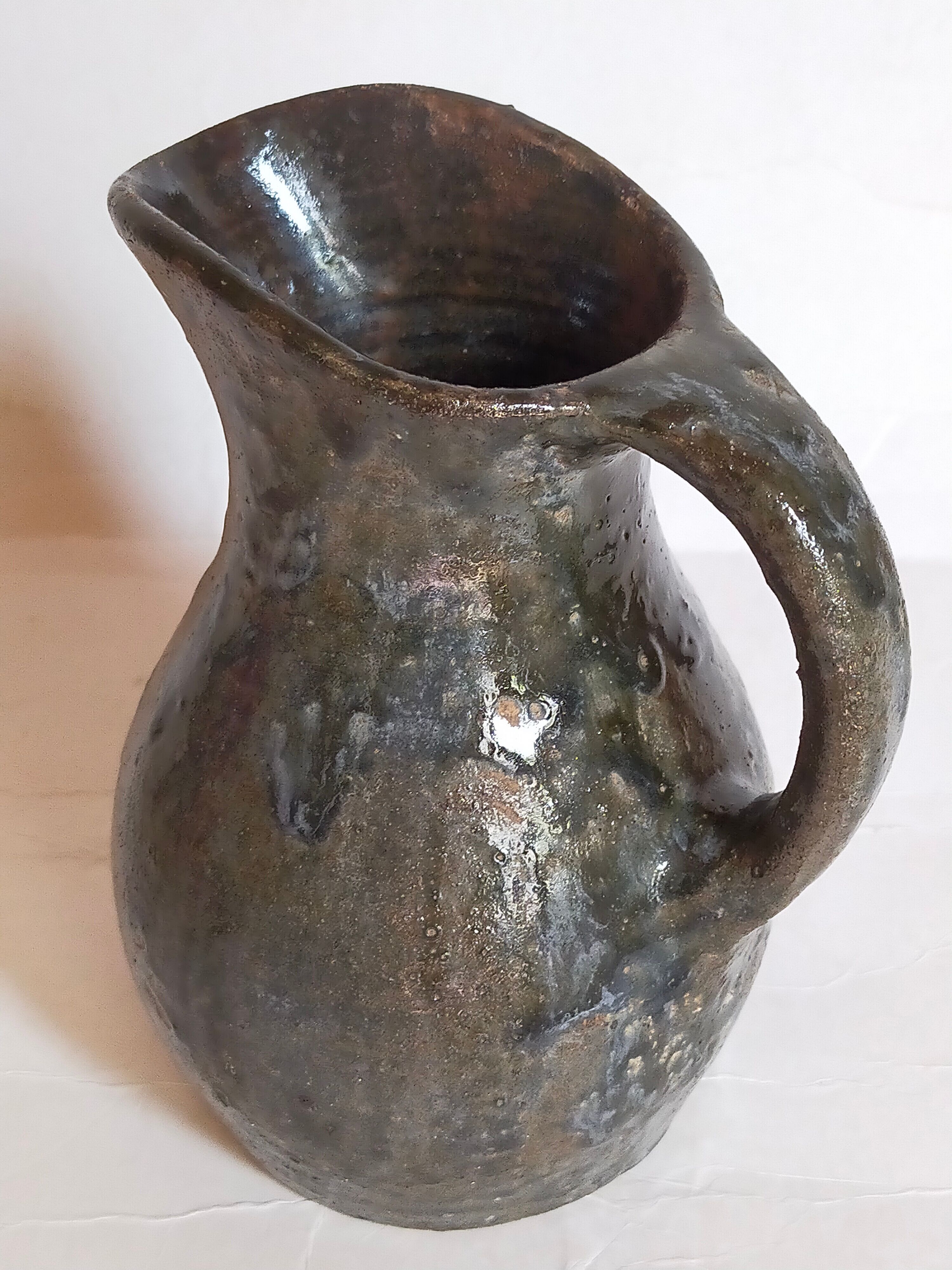 Potter's pitcher Art-popular in old enamelled earth