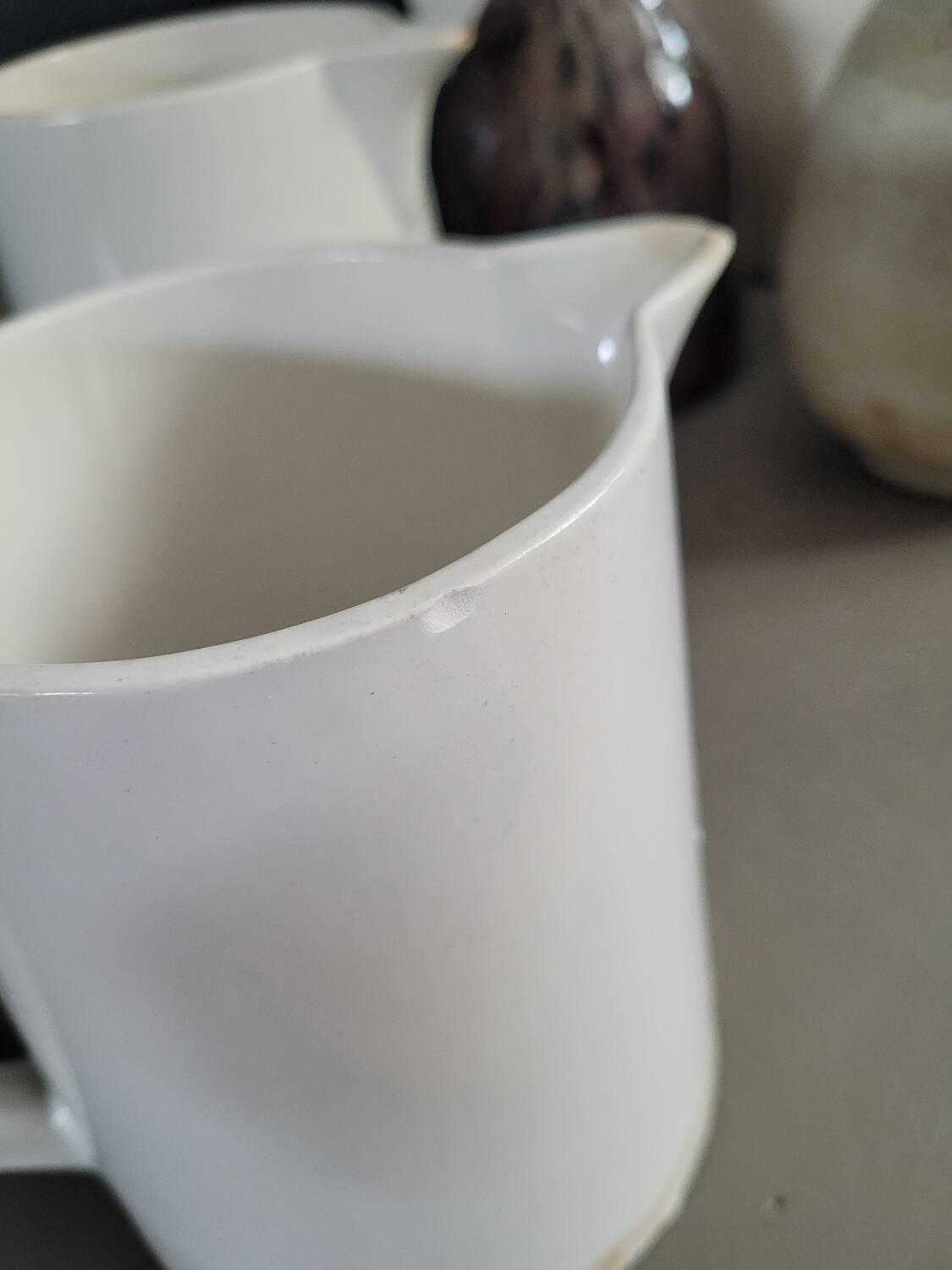 Paire de pichets en porcelaine de Digoin