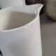 Paire de pichets en porcelaine de Digoin