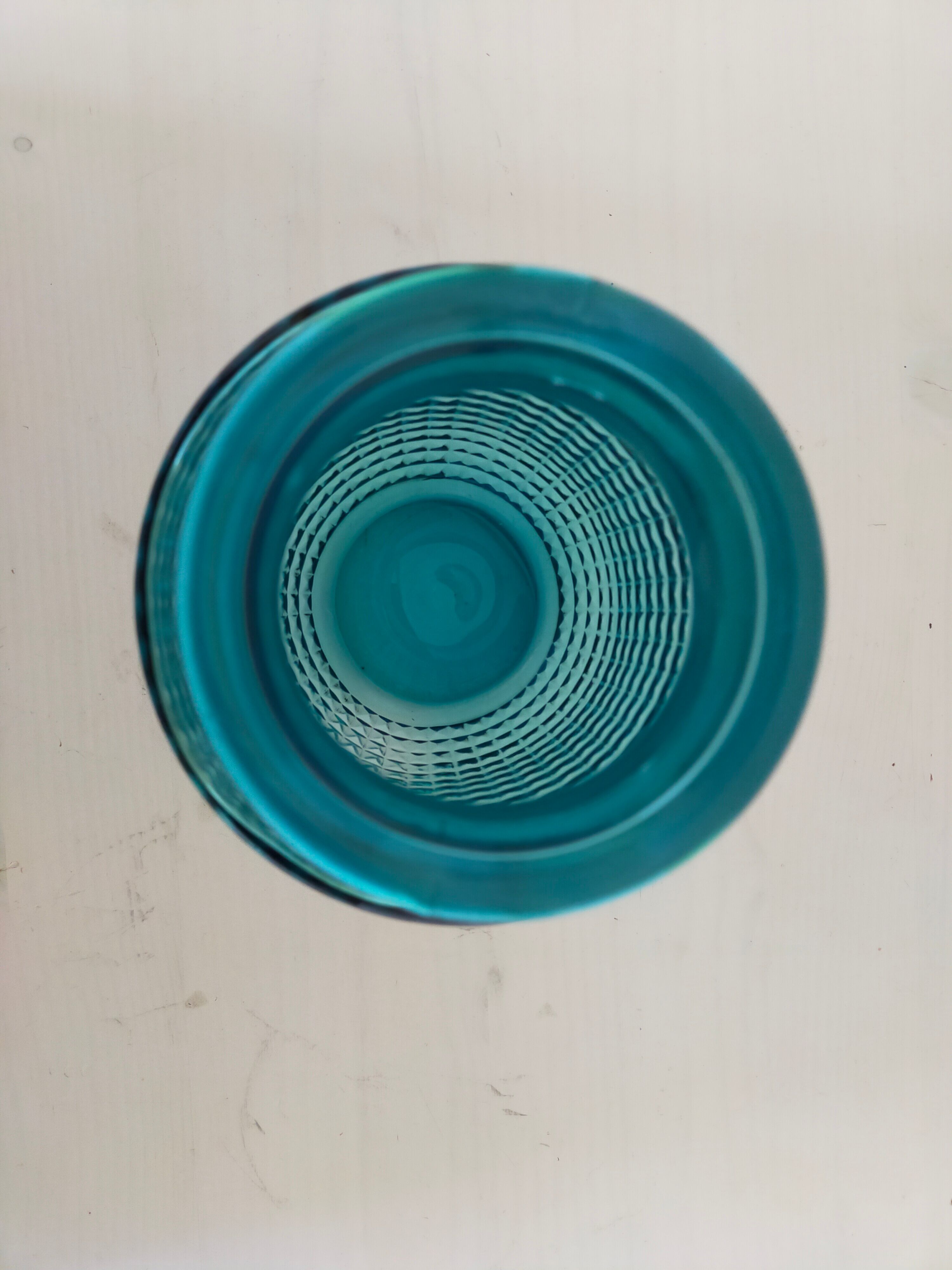 Vase en verre bleu moulé vintage