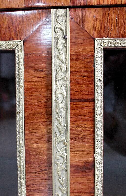 Small display cabinet in blonde mahogany veneer, Louis XVI style – 19th century.