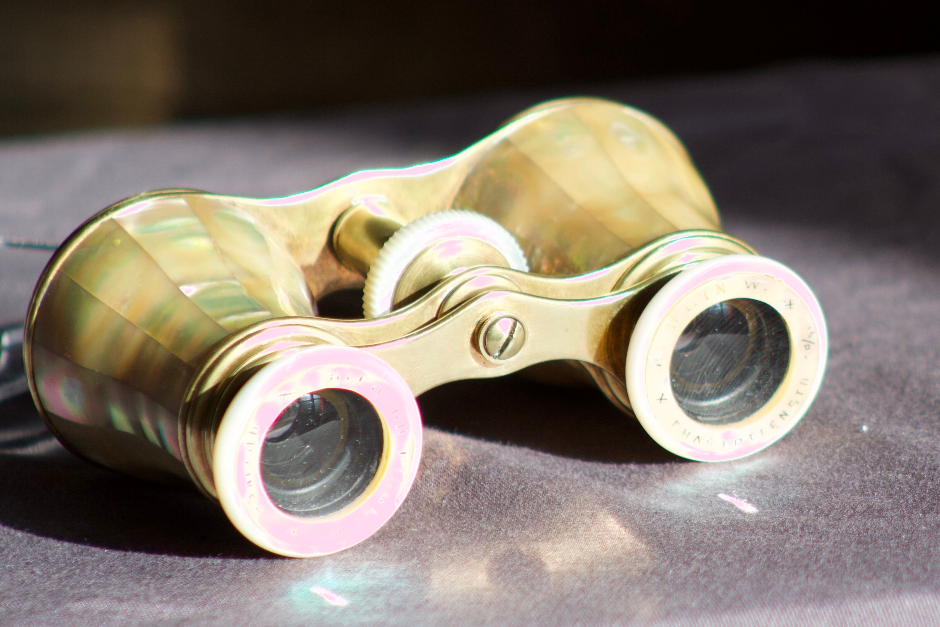 Twins Theatre / Napoleon model opera glasses in Mother-of-pearl and Golden Brass - Authentic