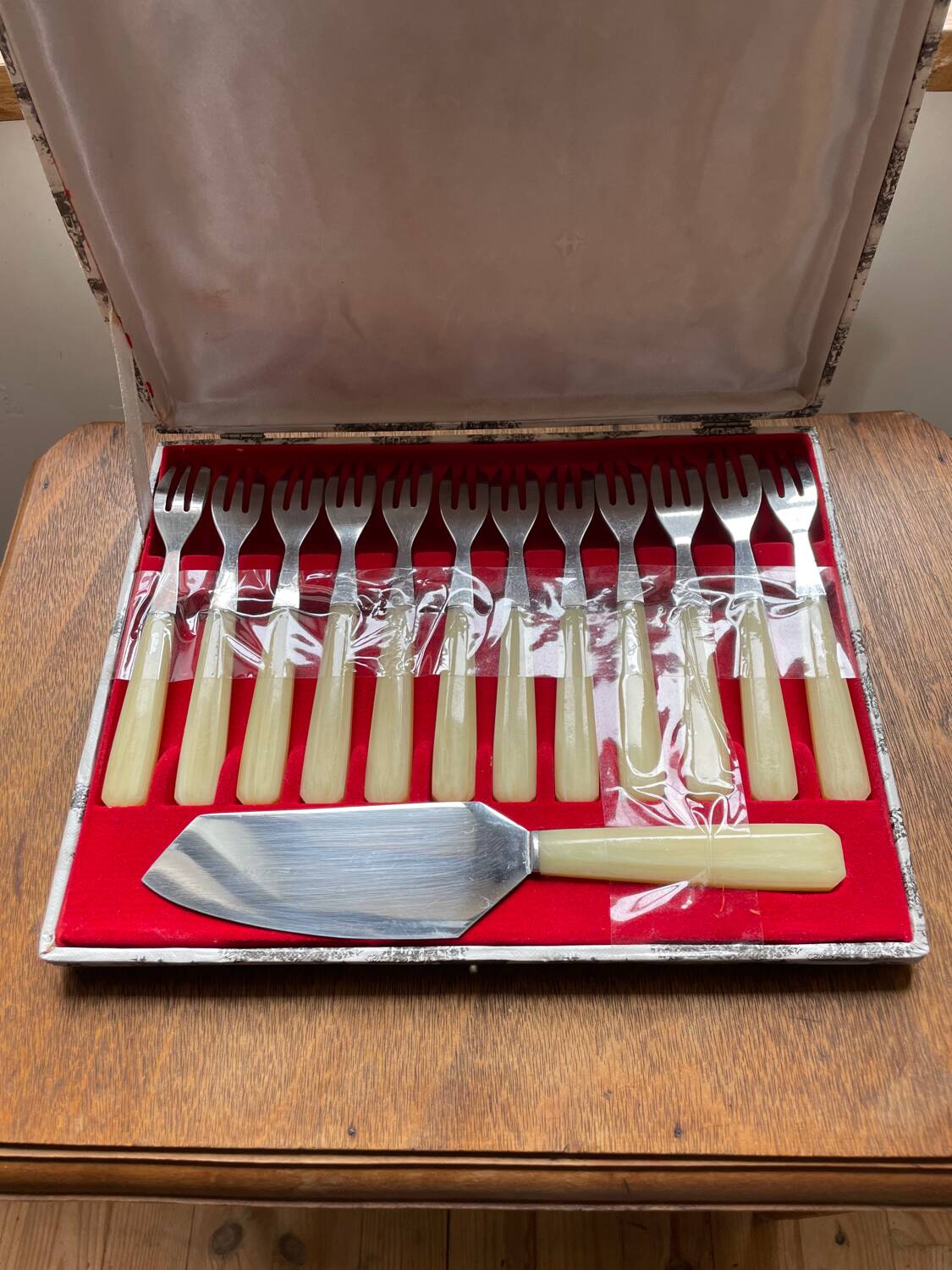 Dessert forks and pie server original box