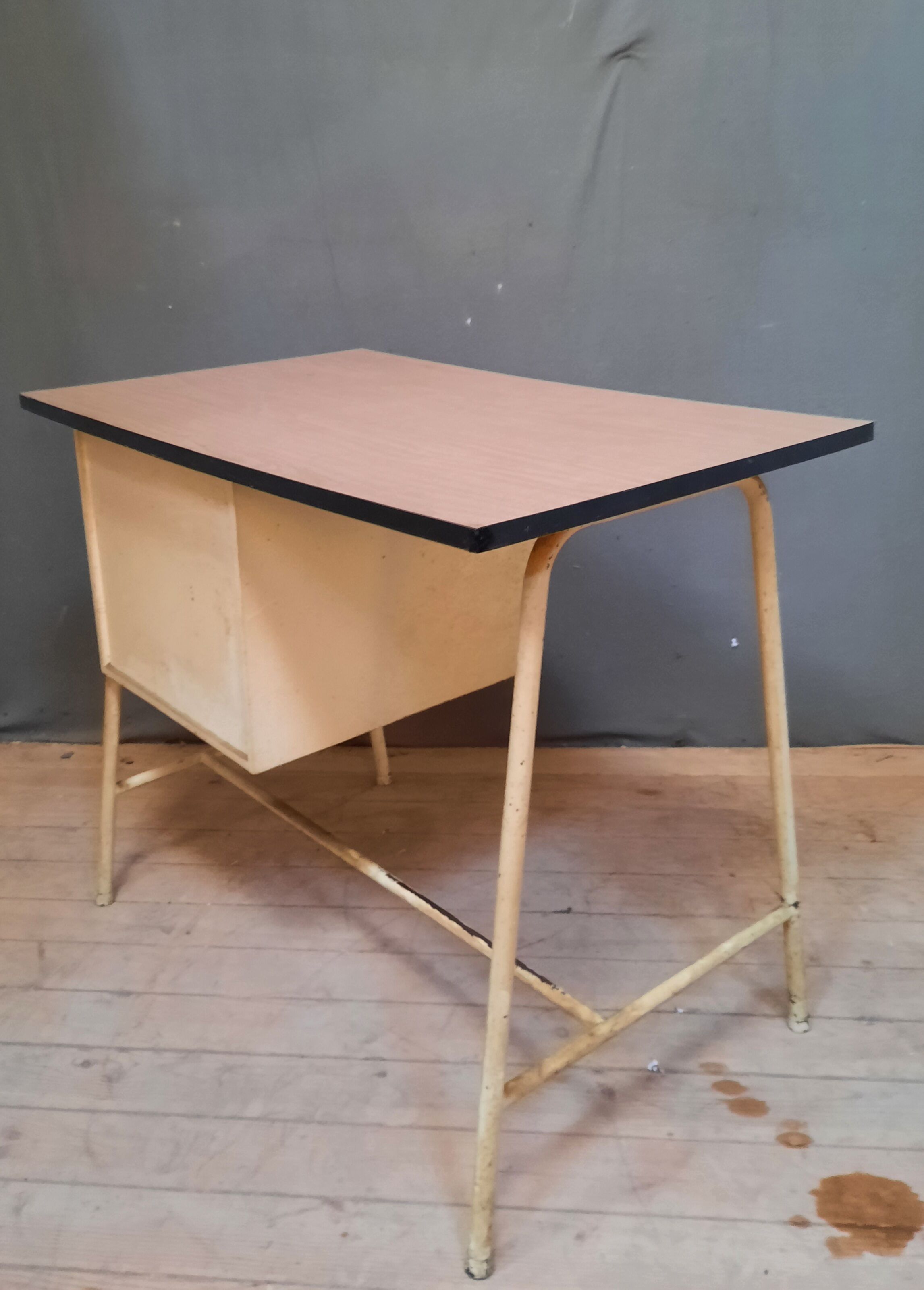 Vintage bureau in white formica