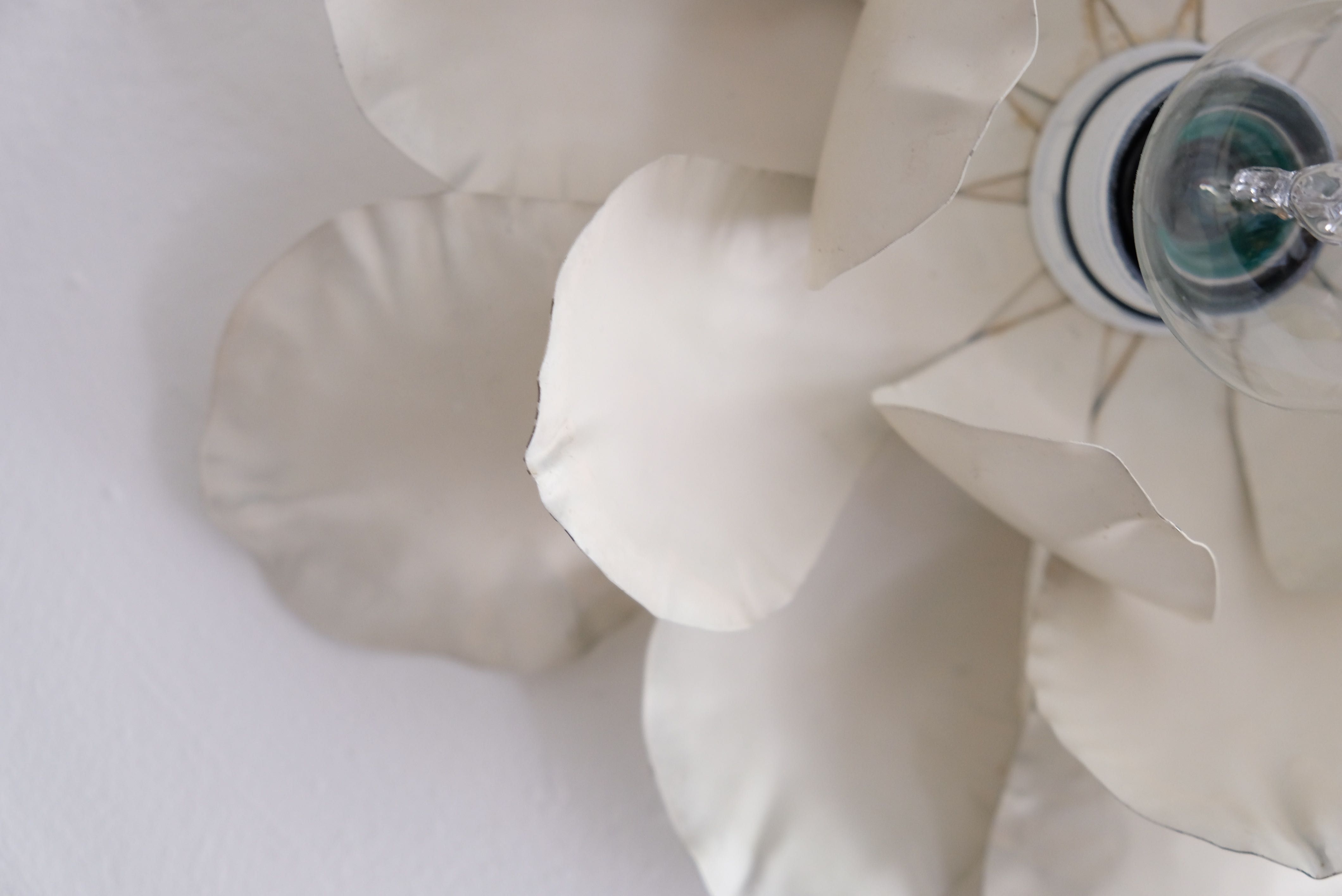 Pair of applique wall flower in white metal of the 1970s