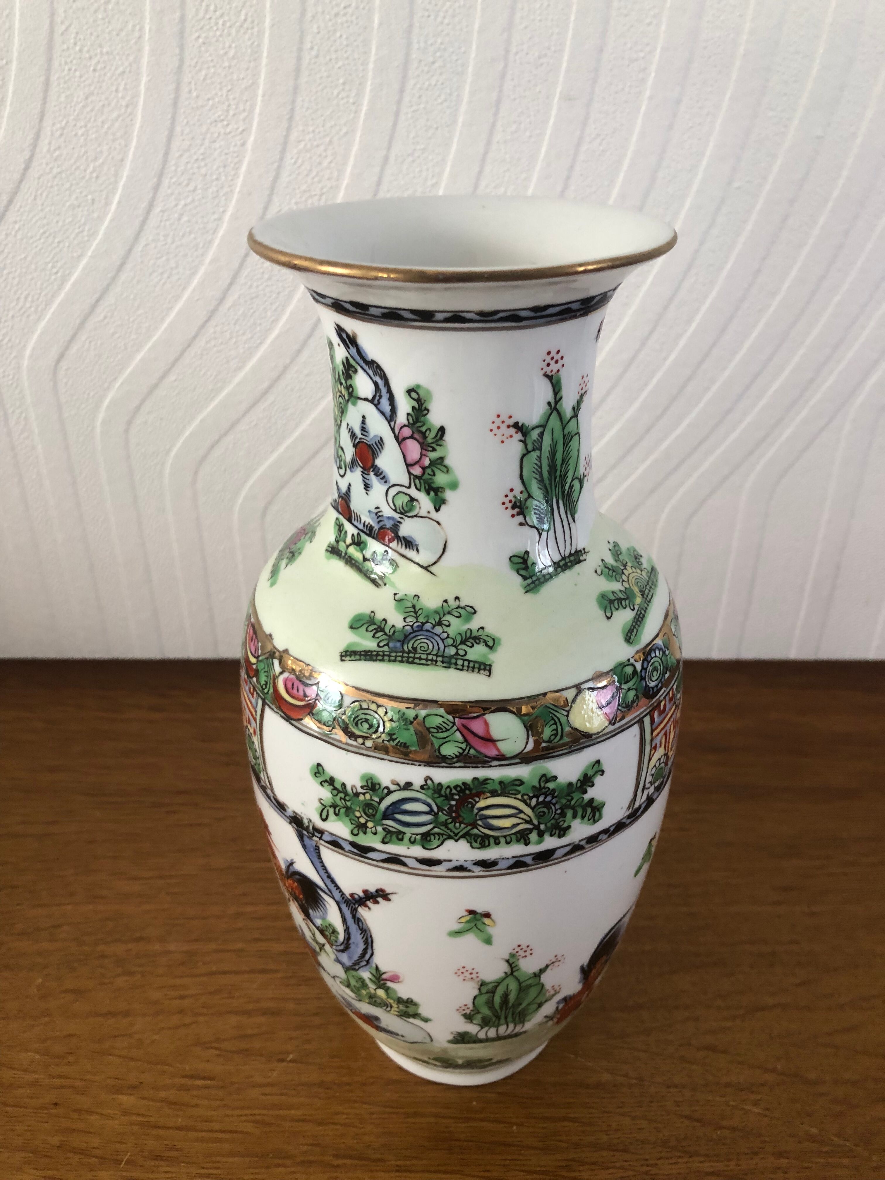 Chinese porcelain vase floral motifs and roosters 26,5cm