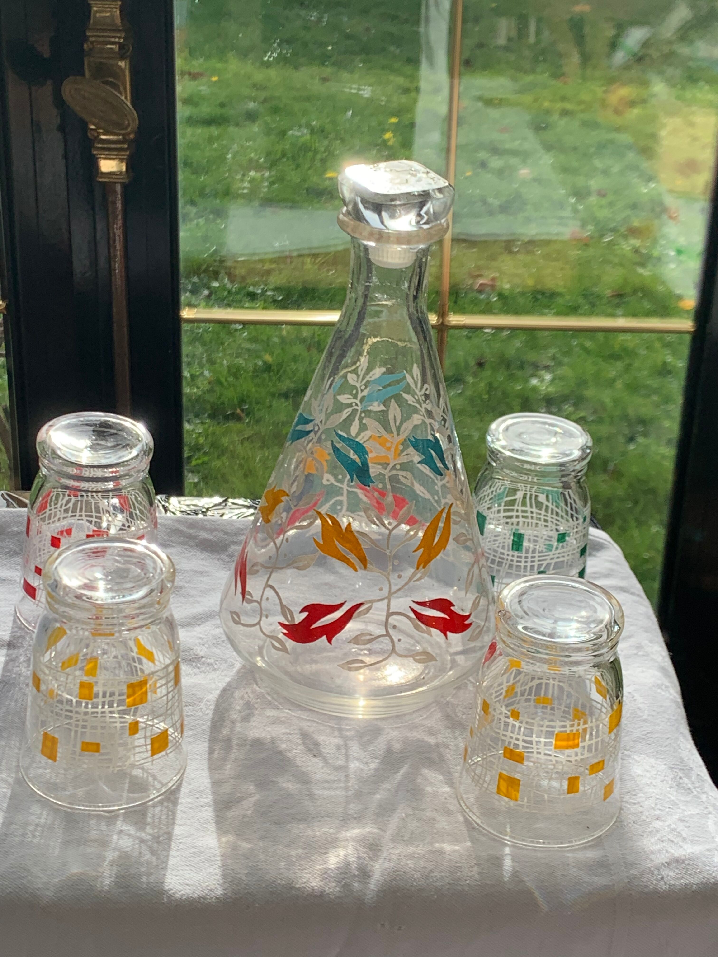 Carafe and 4 glasses with design and vintage patterns 1950/60