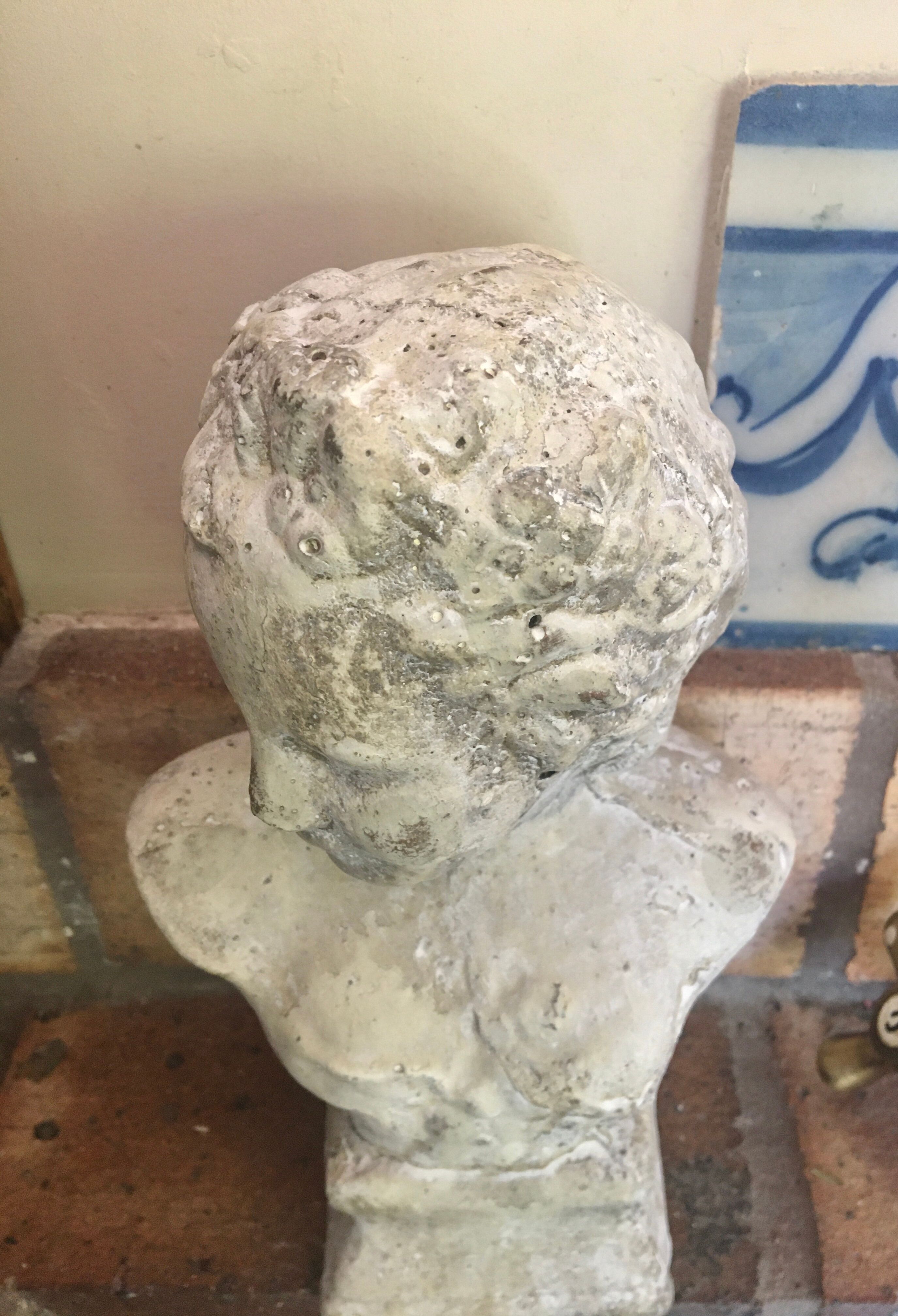 Buste en pierre d’une jeune fille