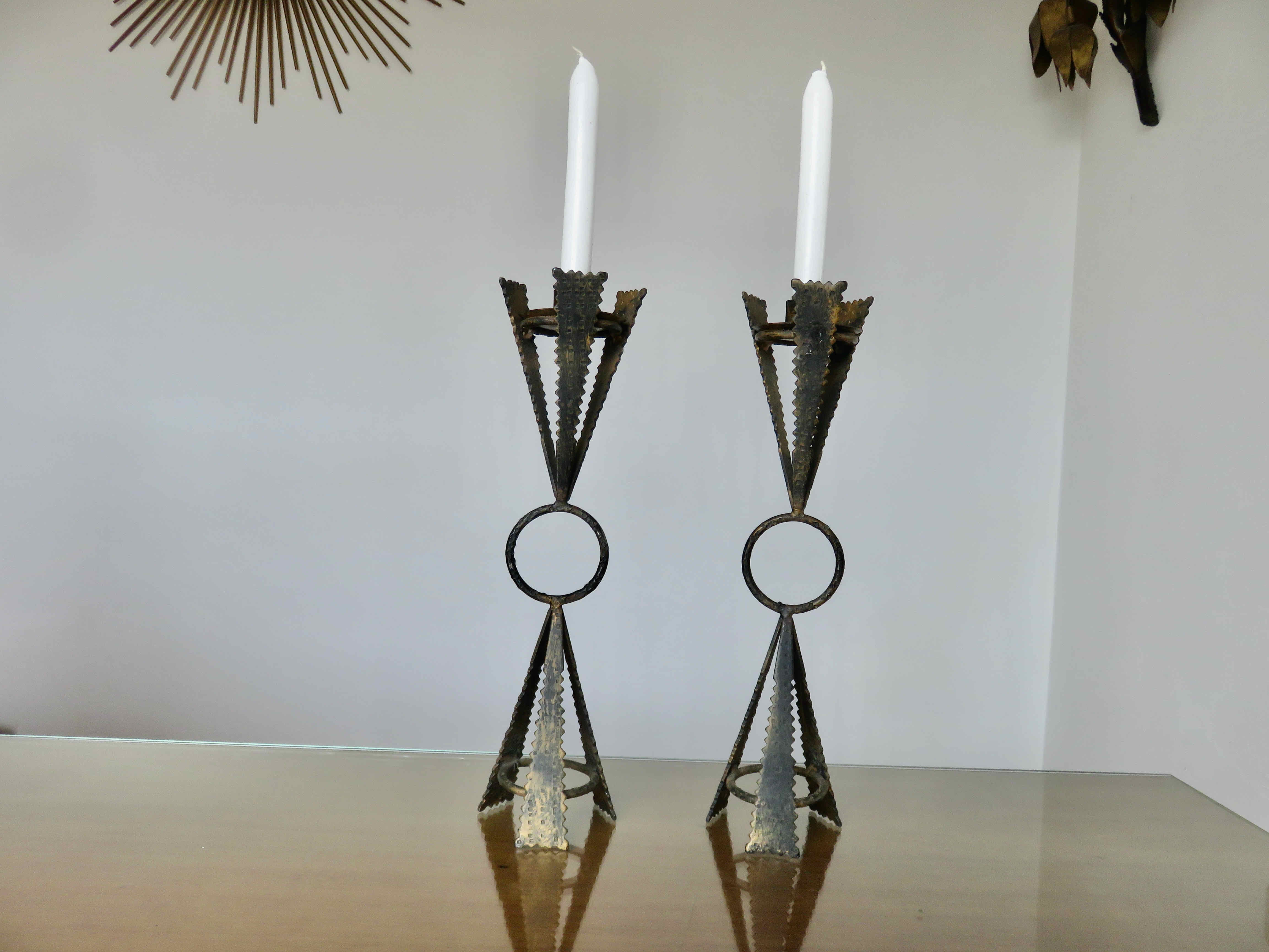 Pair of "brutalist" candlesticks in forged and hammered raw steel 70s