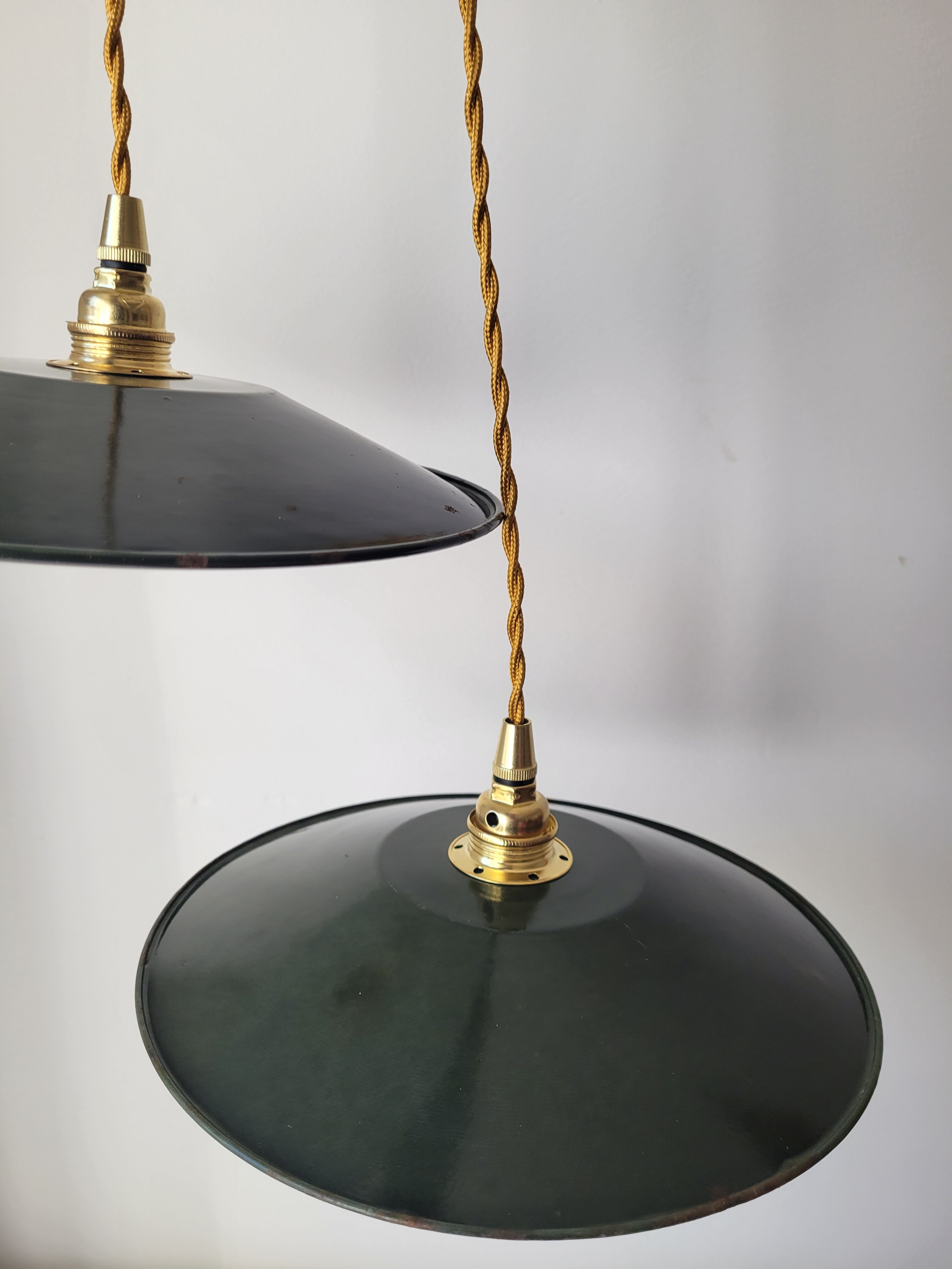 Pair of enamelled suspensions