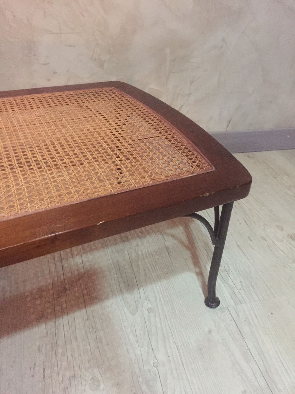 Carry baggage in caning of the barn House