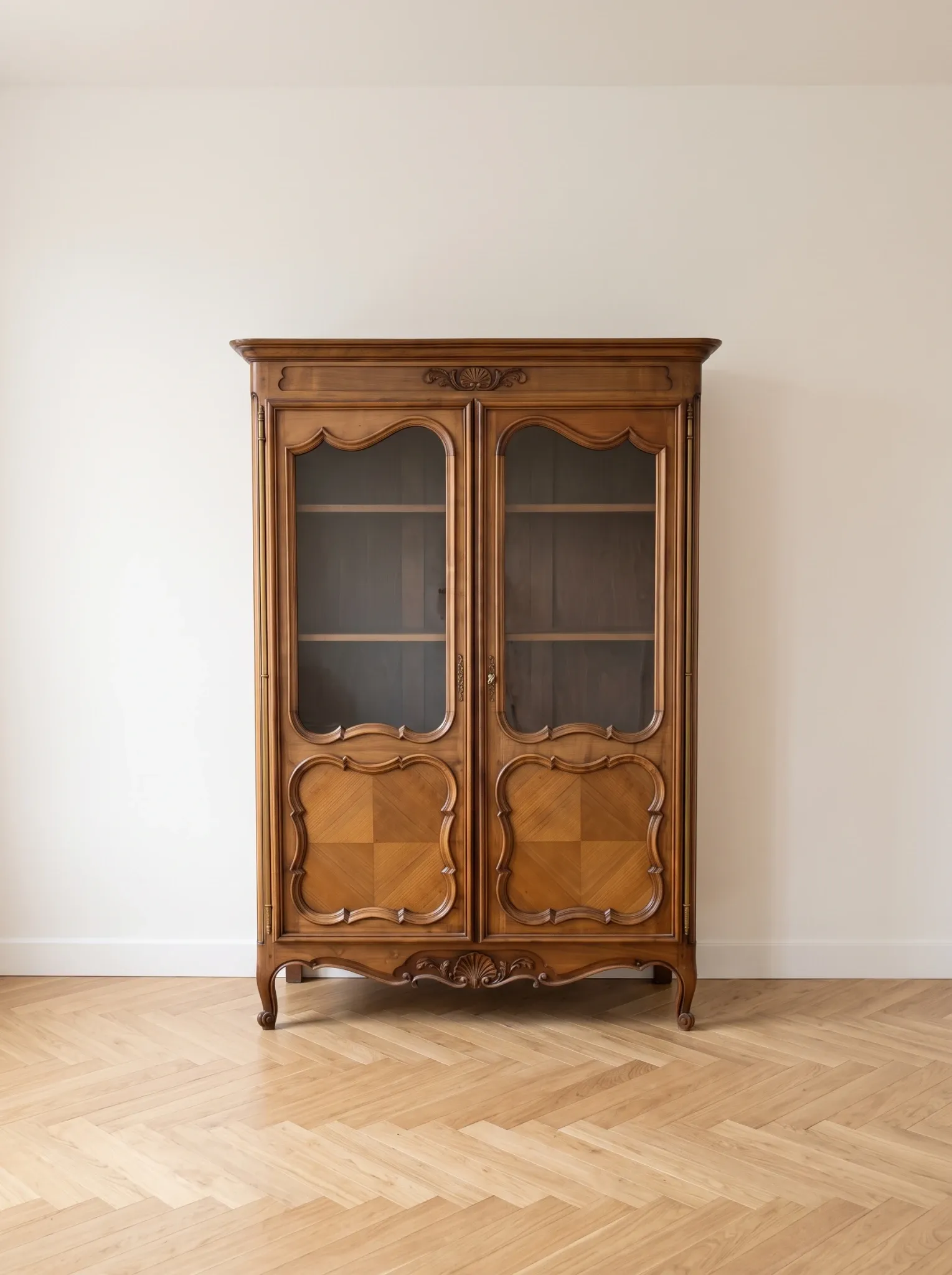 Vitrine en bois de merisier de style Régence