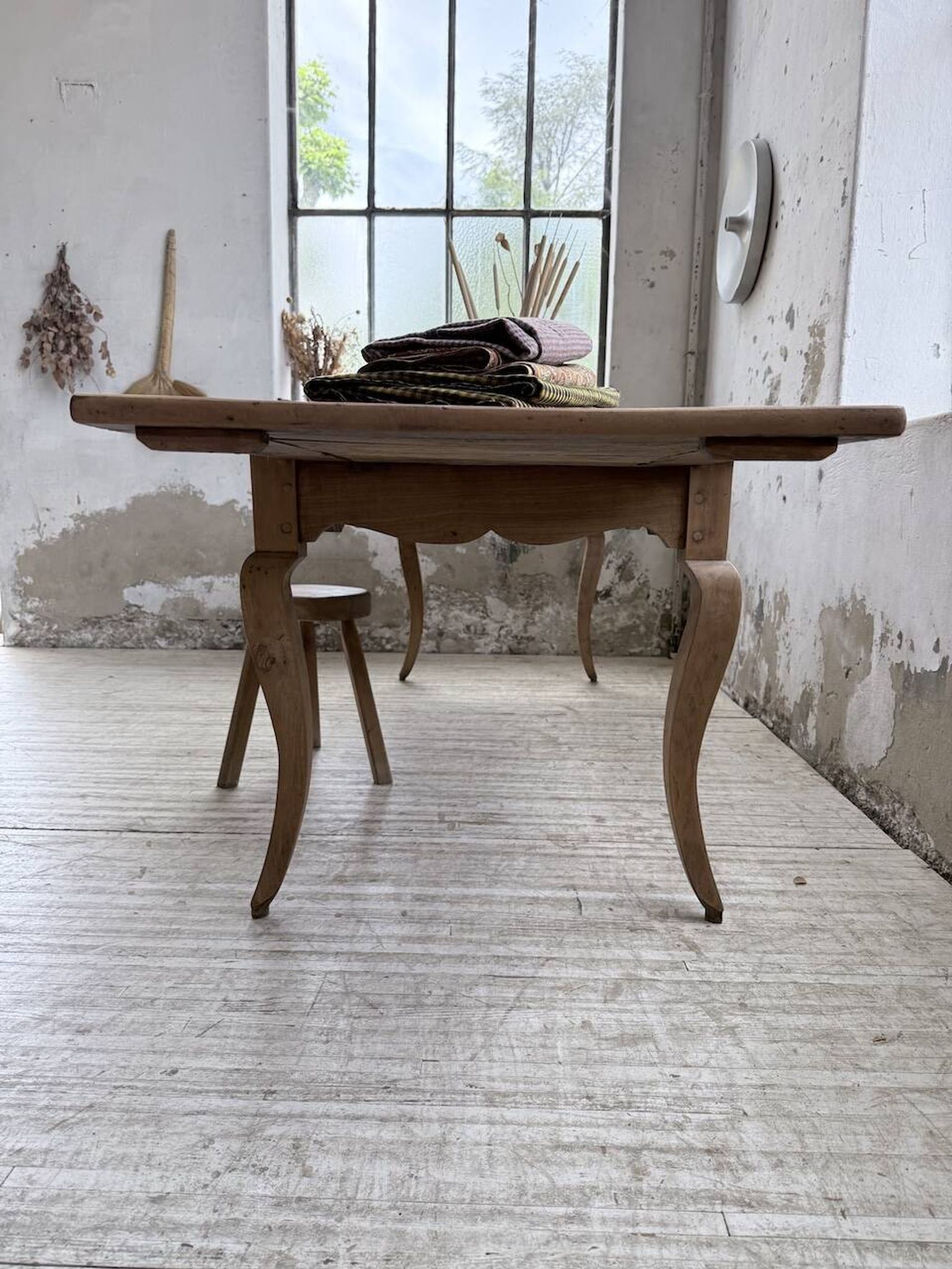 Table de ferme merisier pieds galbés XIXème
