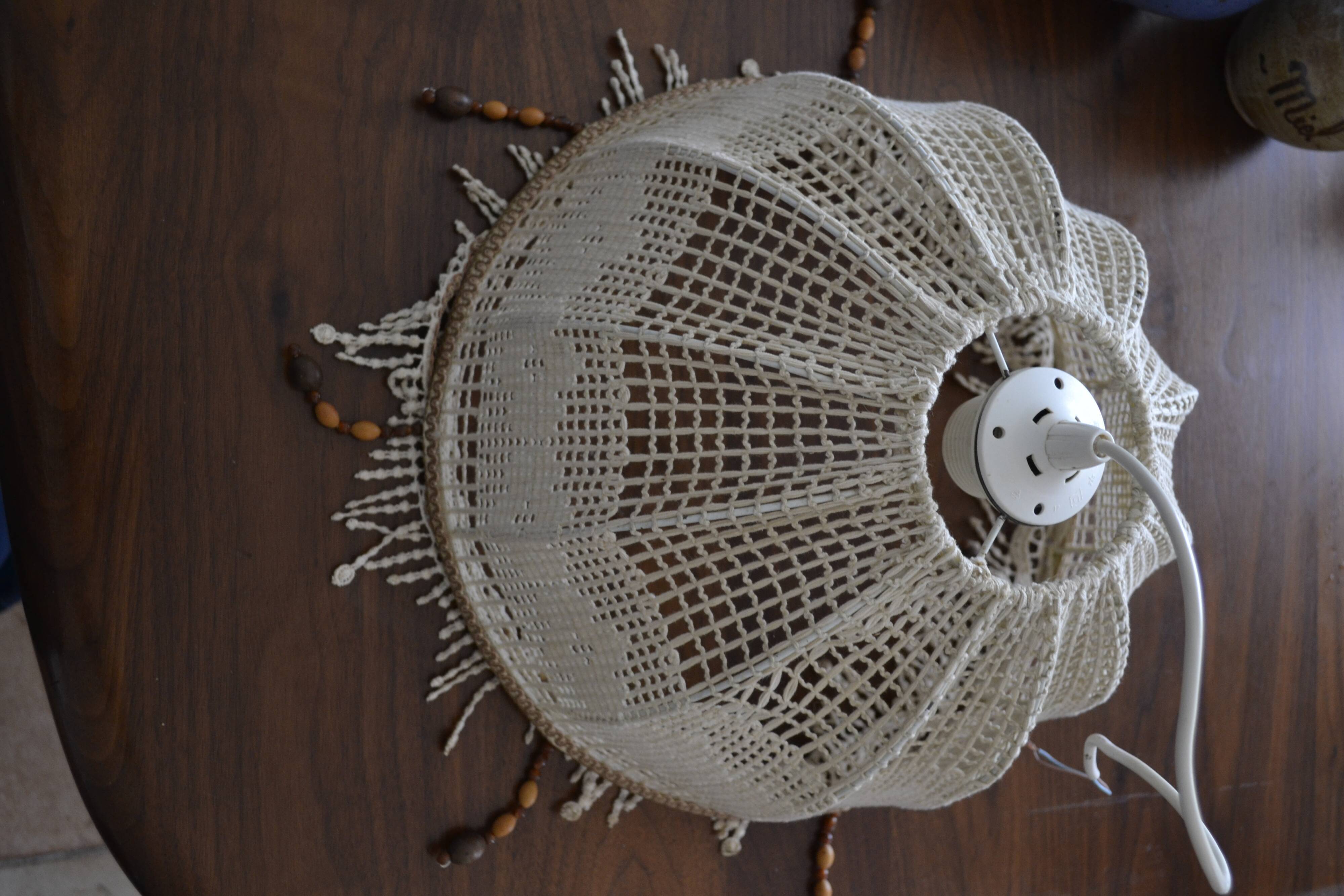 Suspension in lace and wooden beads