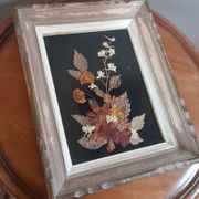 Cadre bois fleurs séchées sous verre fond noir vintage