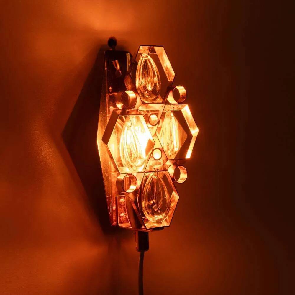Vintage wall sconce in brass and crystal from the 1960s, Regency lamp in brass.