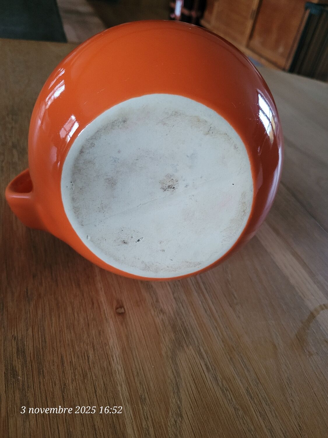 Carafe or pitcher with ice reservoir