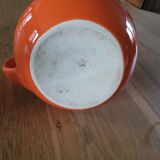 Carafe or pitcher with ice reservoir