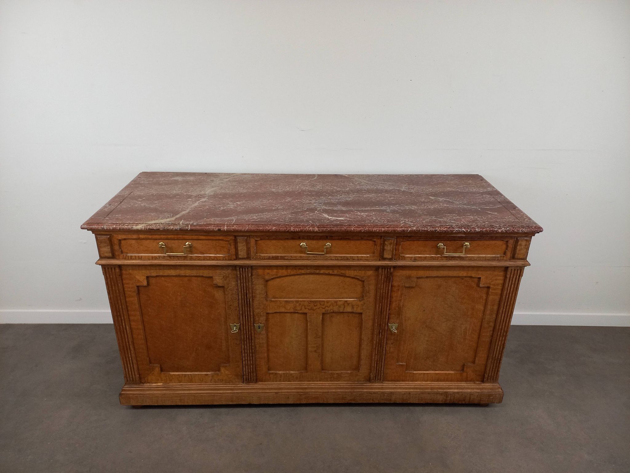 Marble top store bank