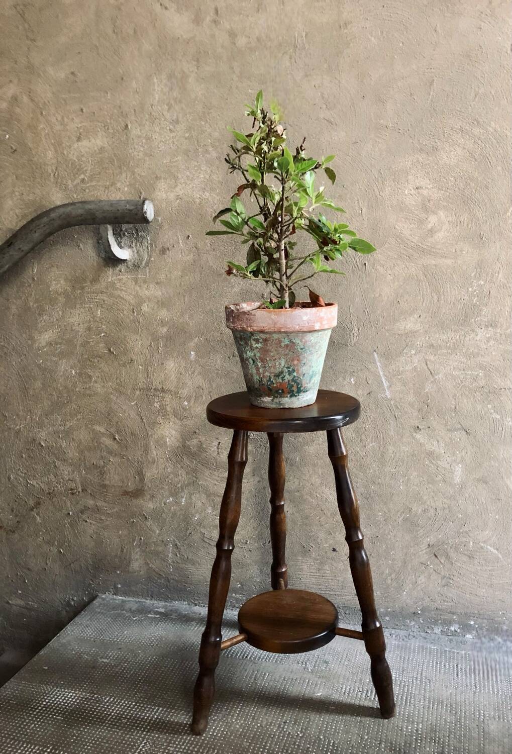 Vintage tripod stool or stool