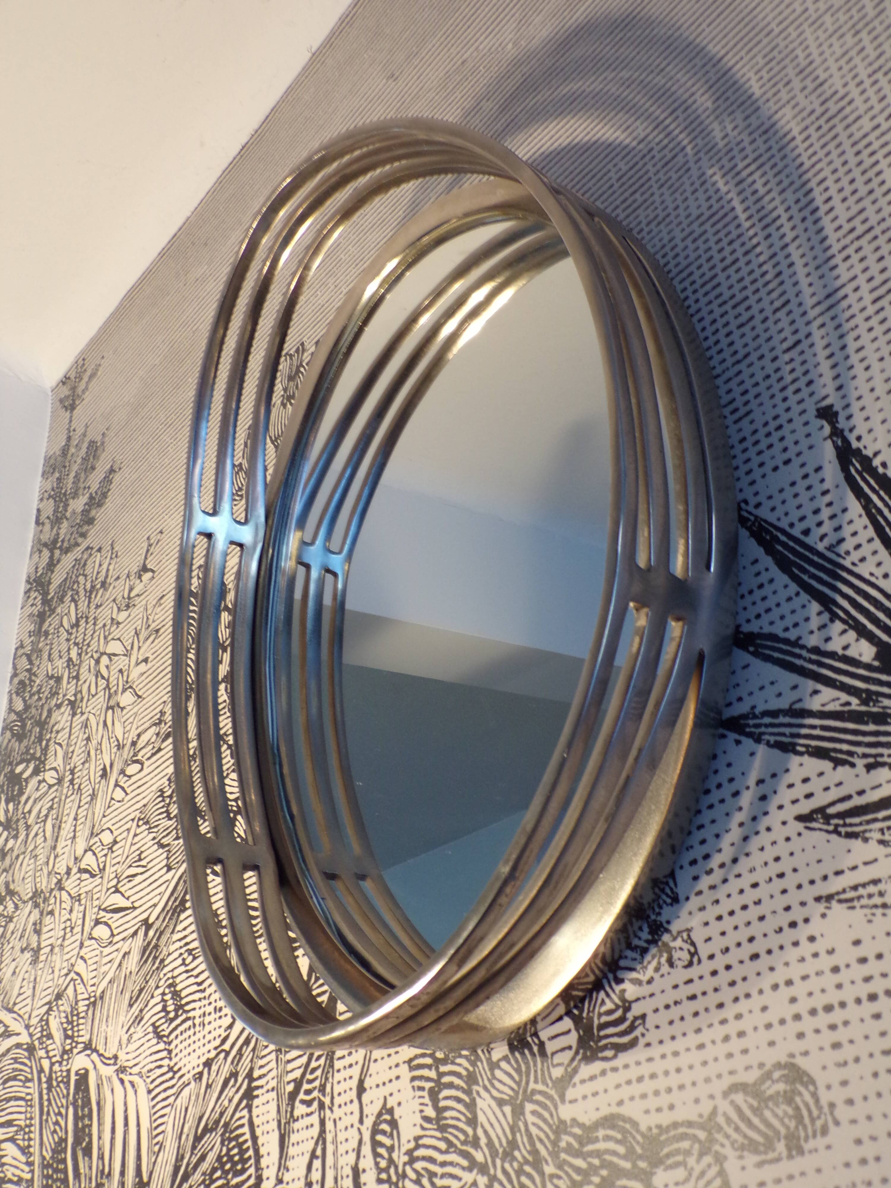 Oval wall mirror in chrome metal