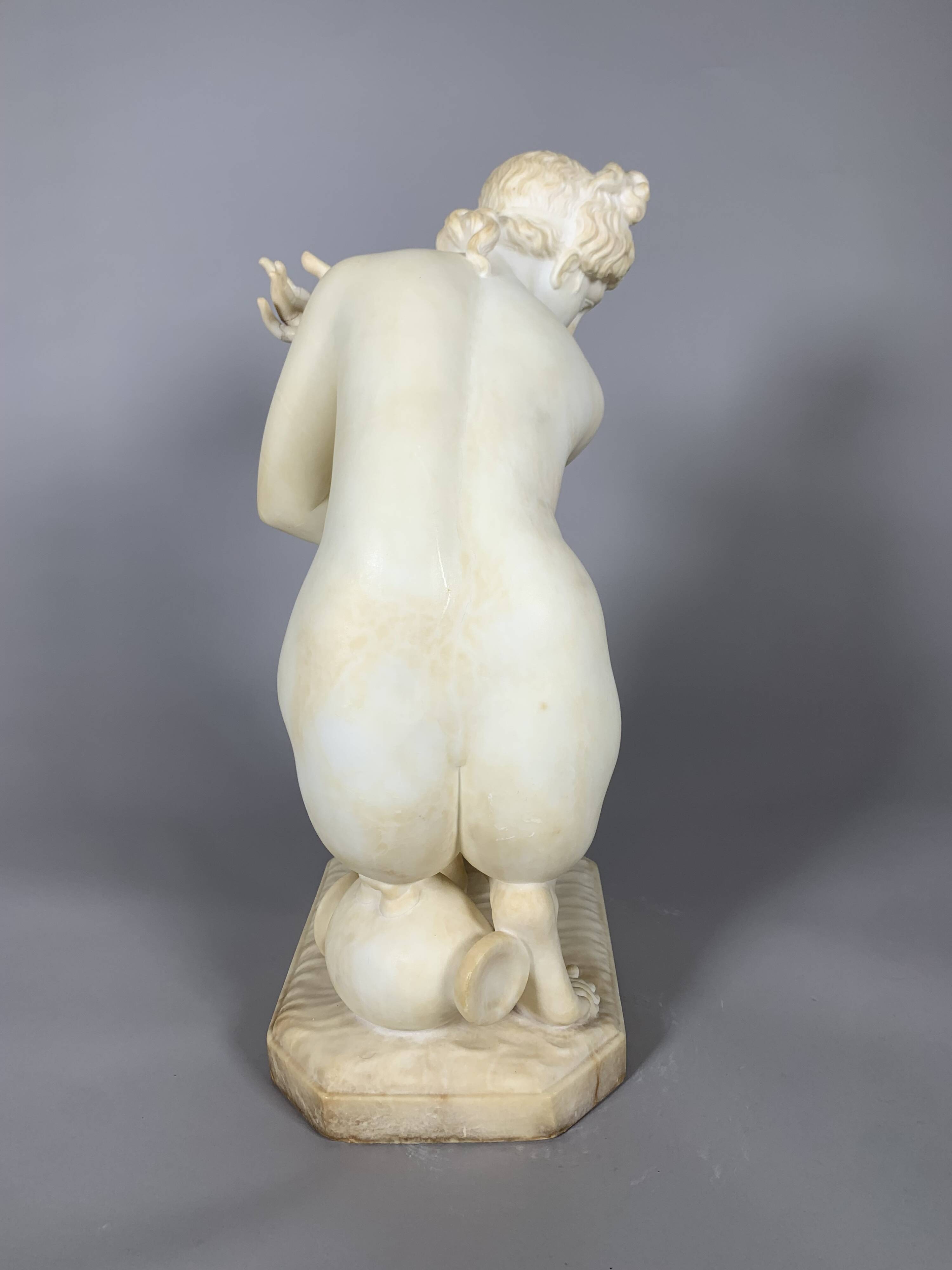 White Marble Sculpture - Venus at Bath - Early 19th Century
