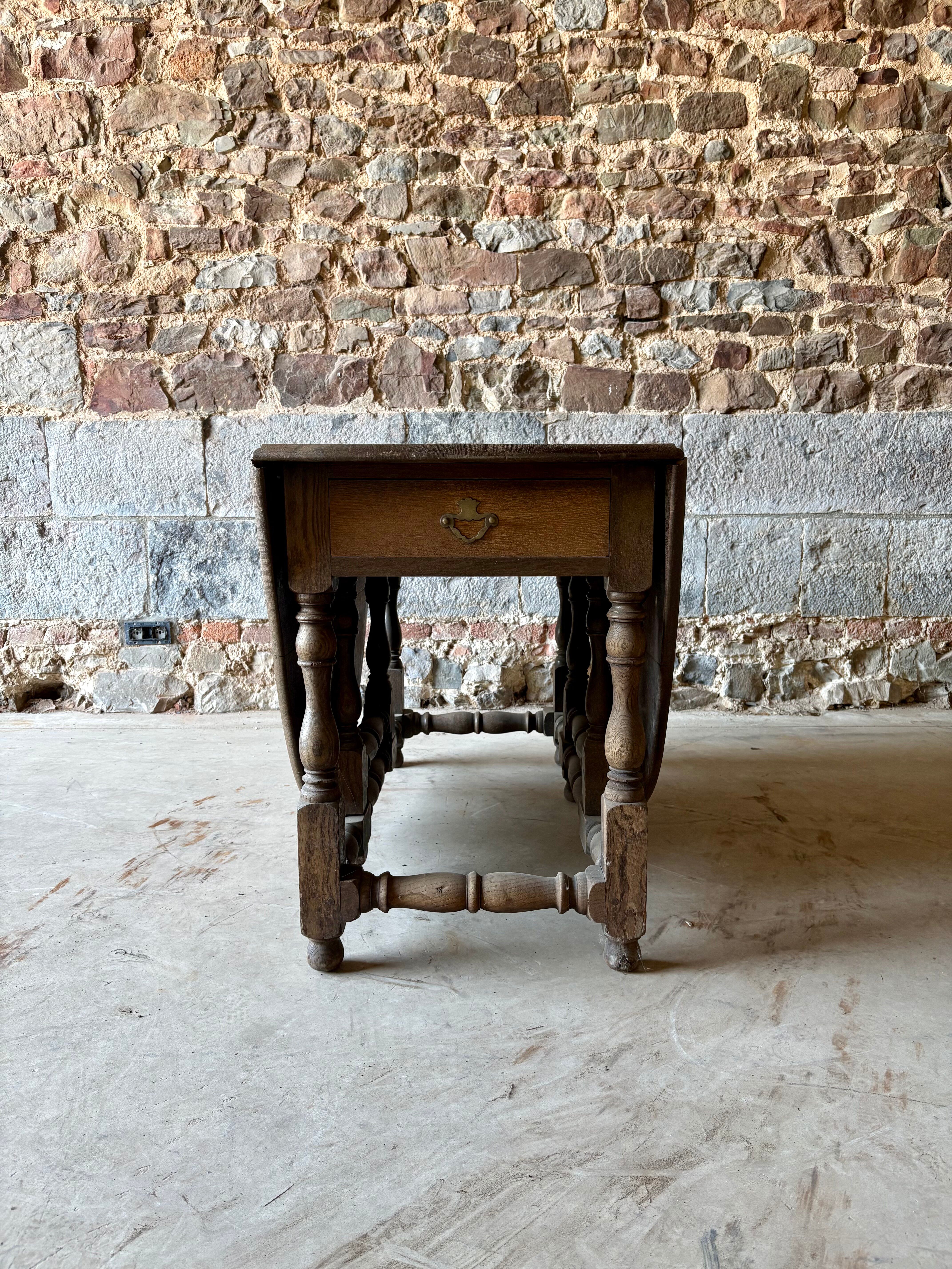 Large drop-leaf table in solid oak – English country style.