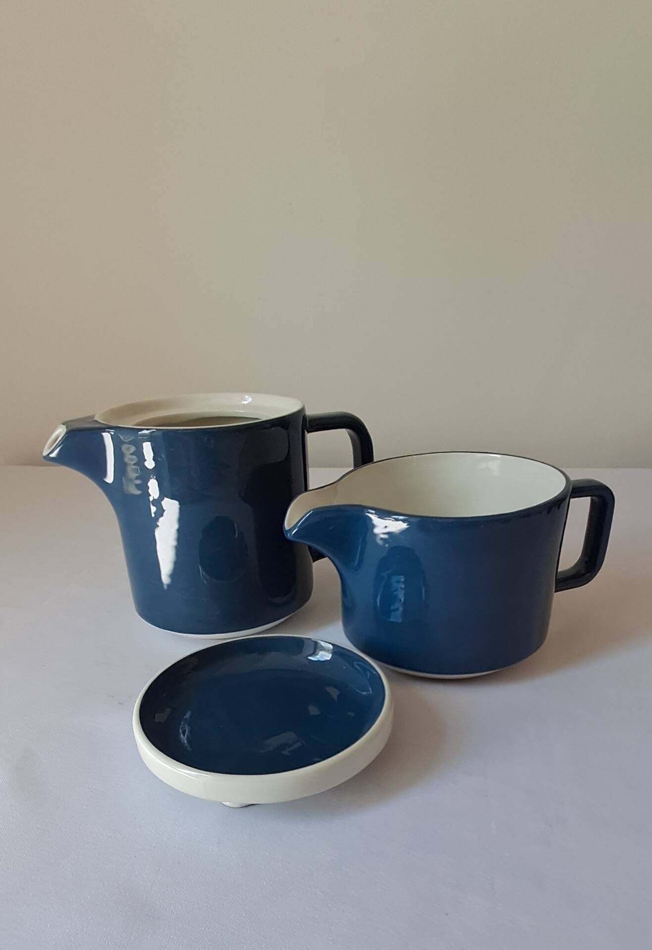 Teapot and milk jug, selfish, stackable. Sarreguemines. 1980s.