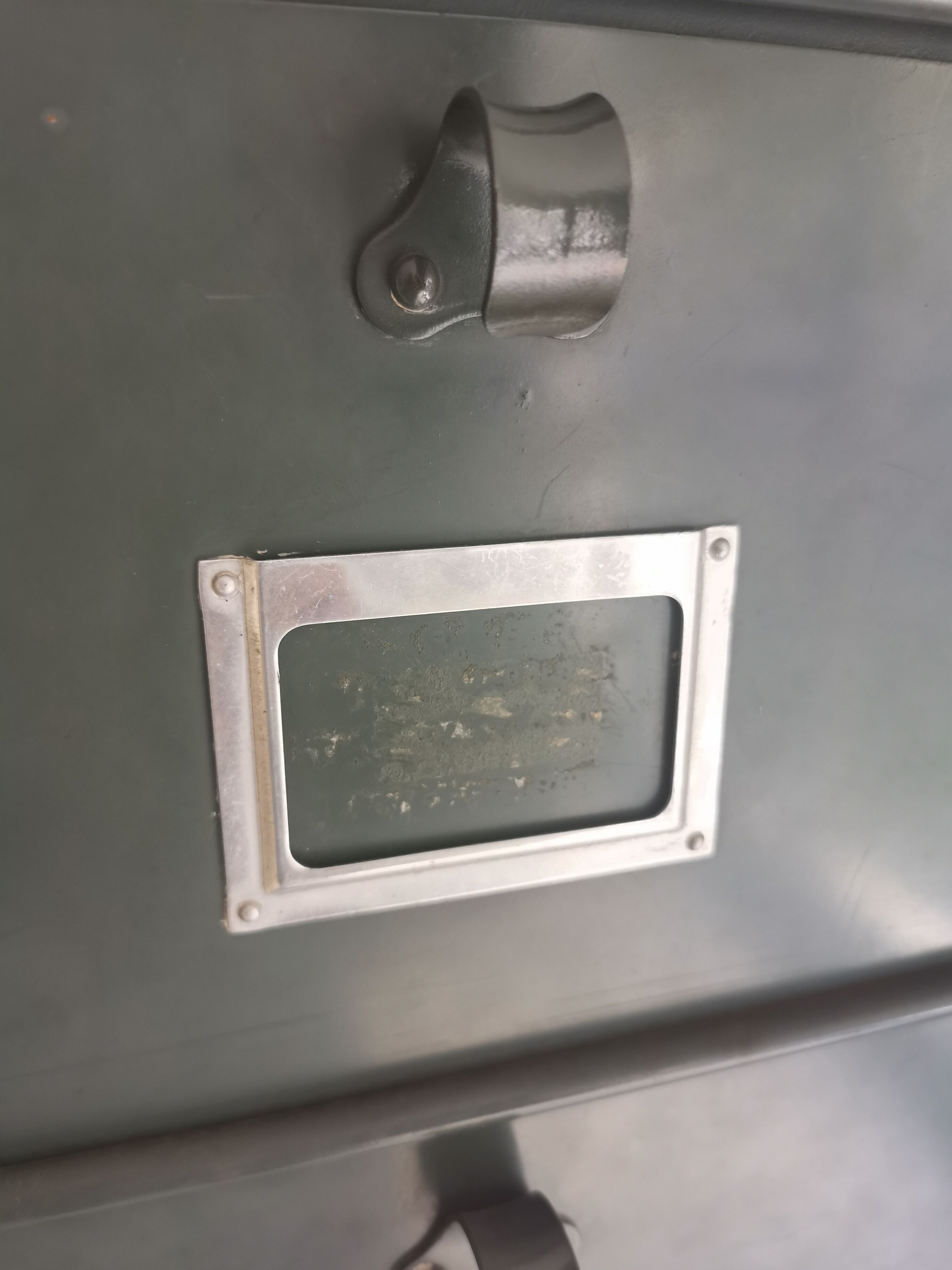 Metal cabinet with strafor valves
