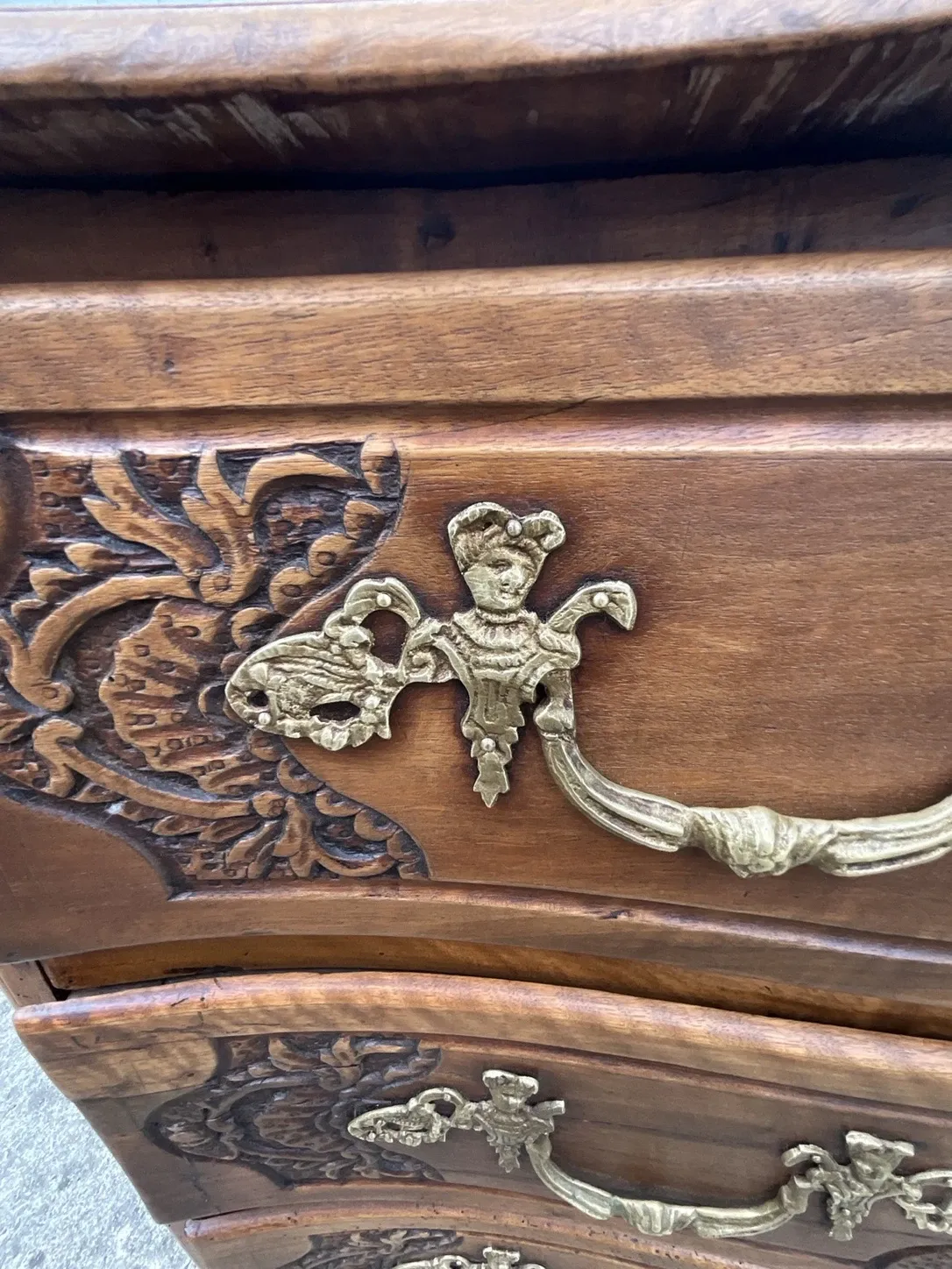 Louis XV walnut commode, 18th century