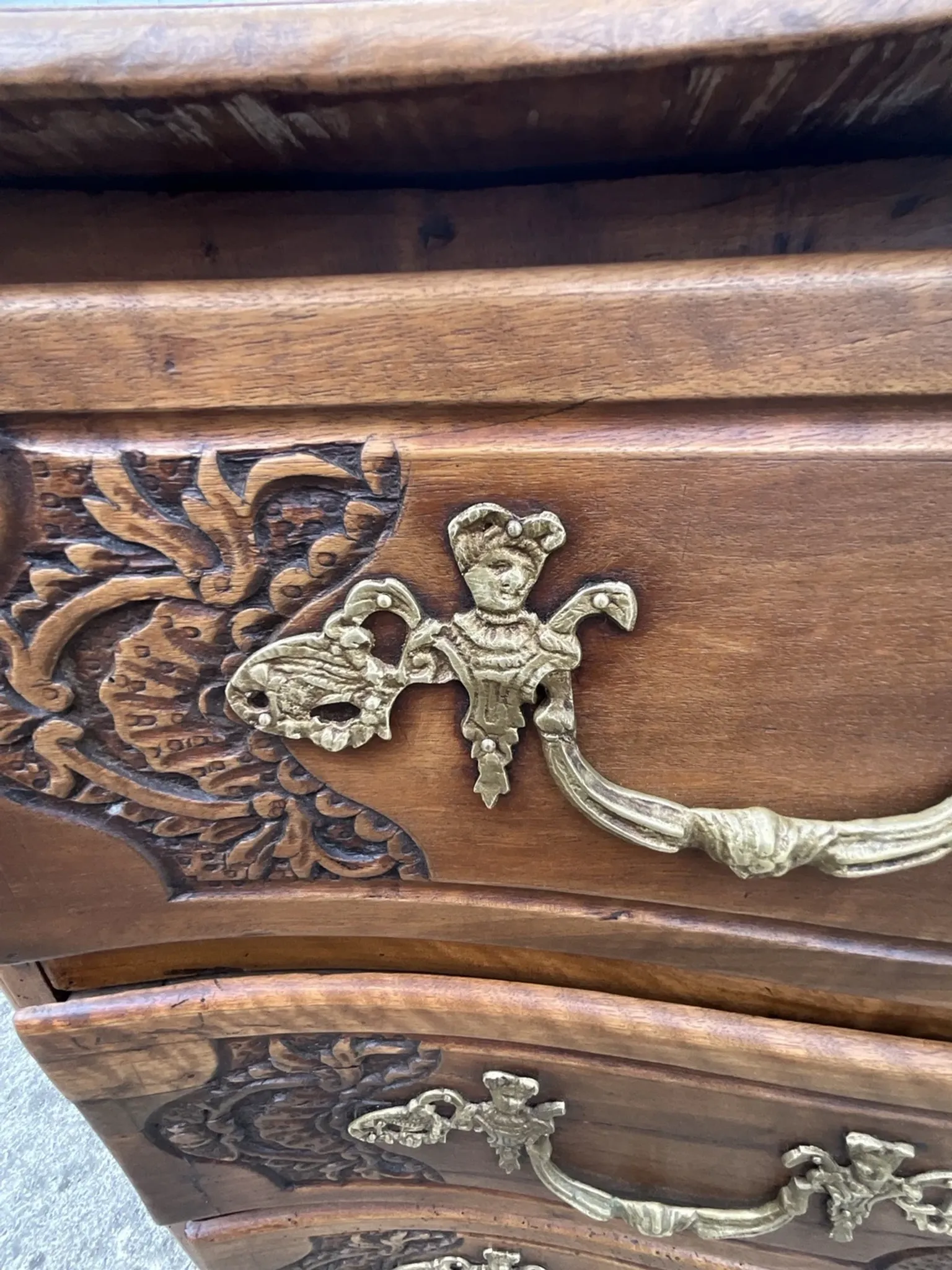 Louis XV walnut commode, 18th century