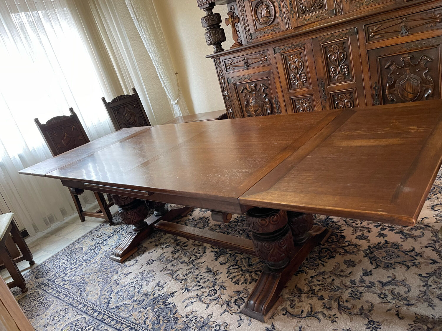 Table à manger de style renaissance basque