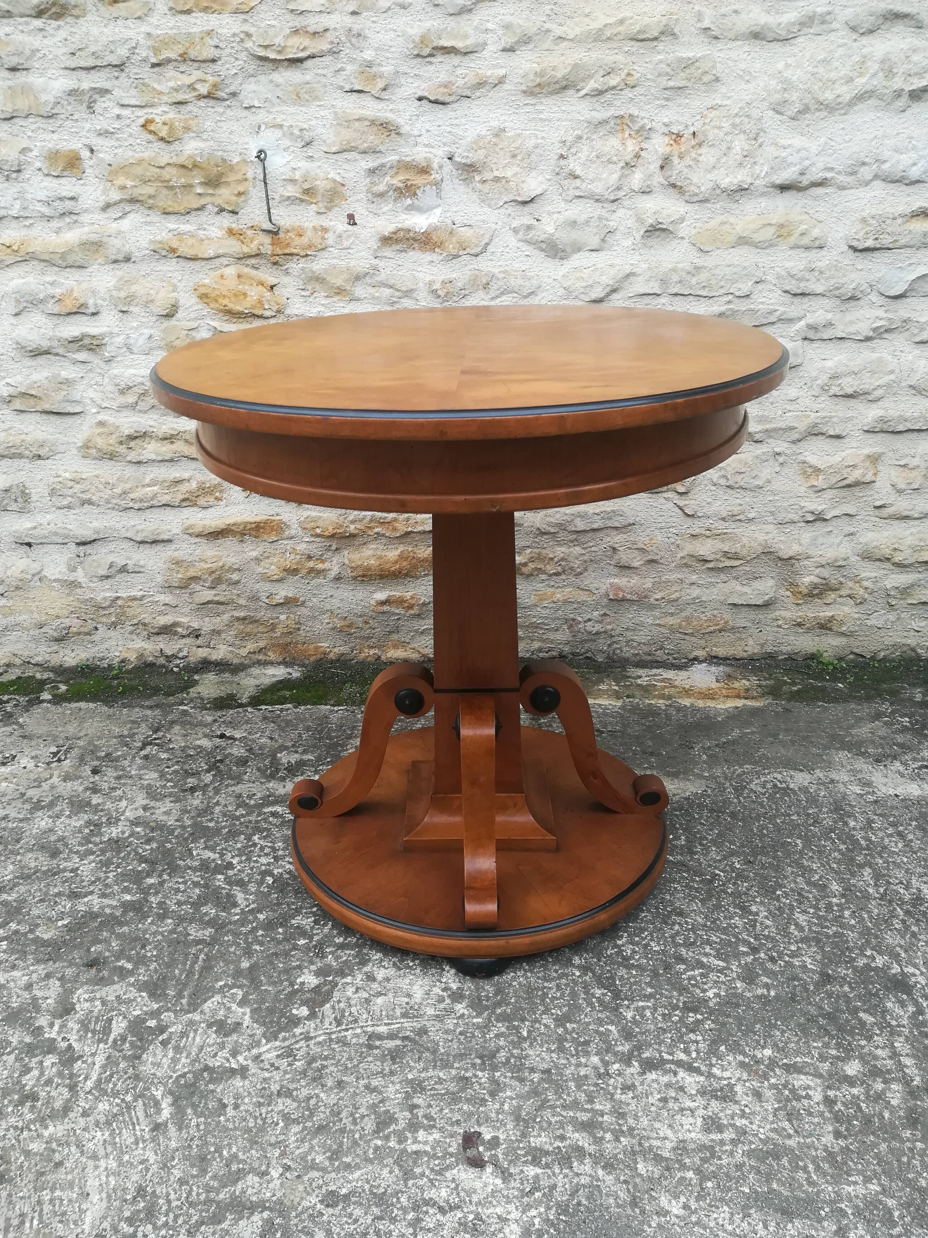 Oval pedestal table