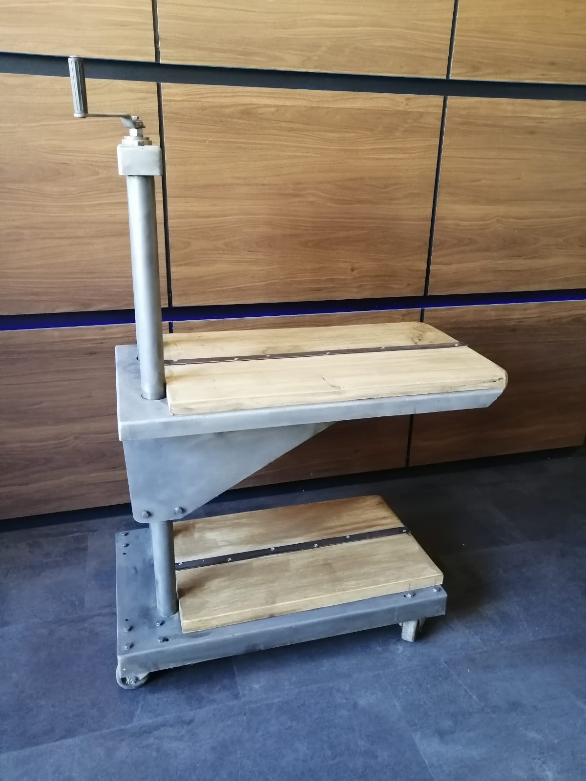 Industrial lift table