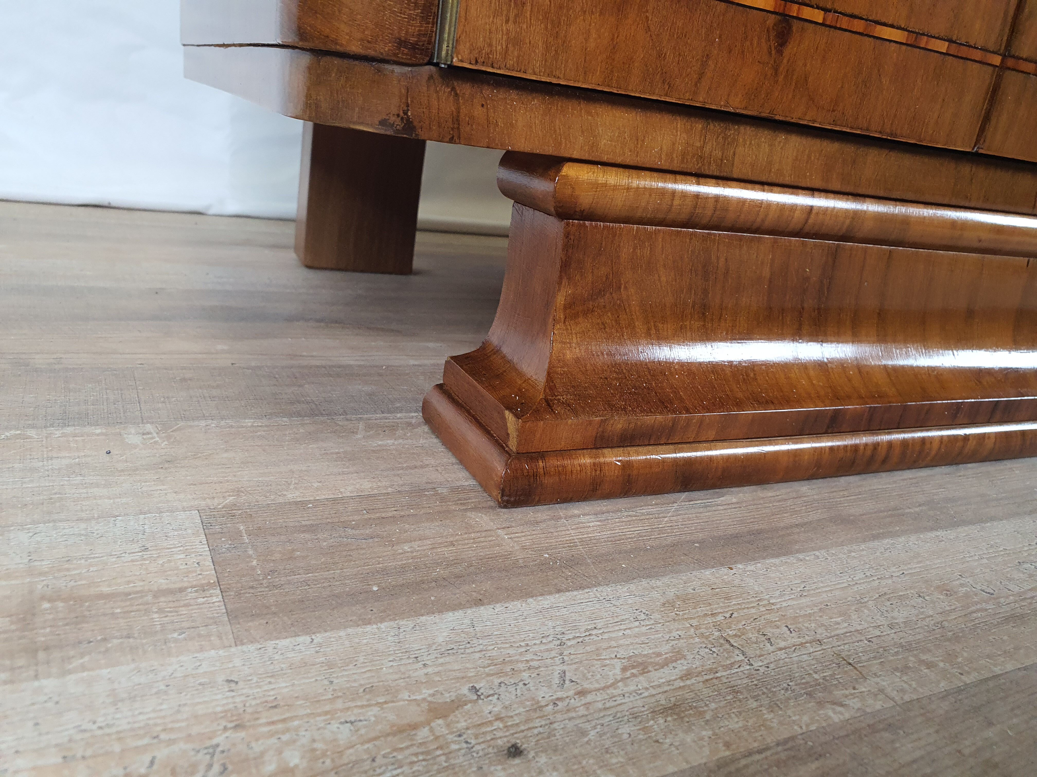 Art Decò Bedsides in Walnut