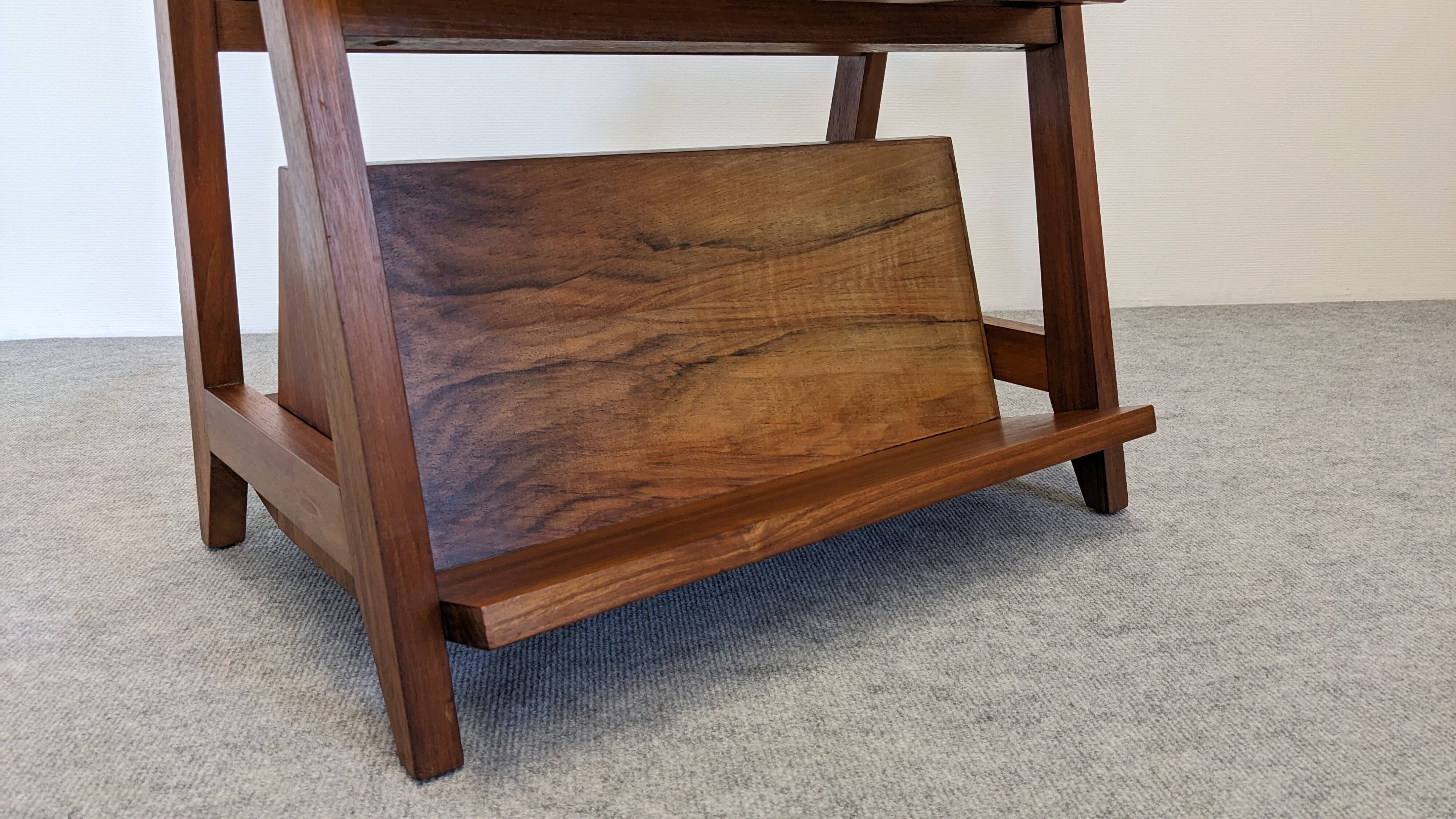 Table d'appoint porte-revues Art déco en noyer, France vers 1930