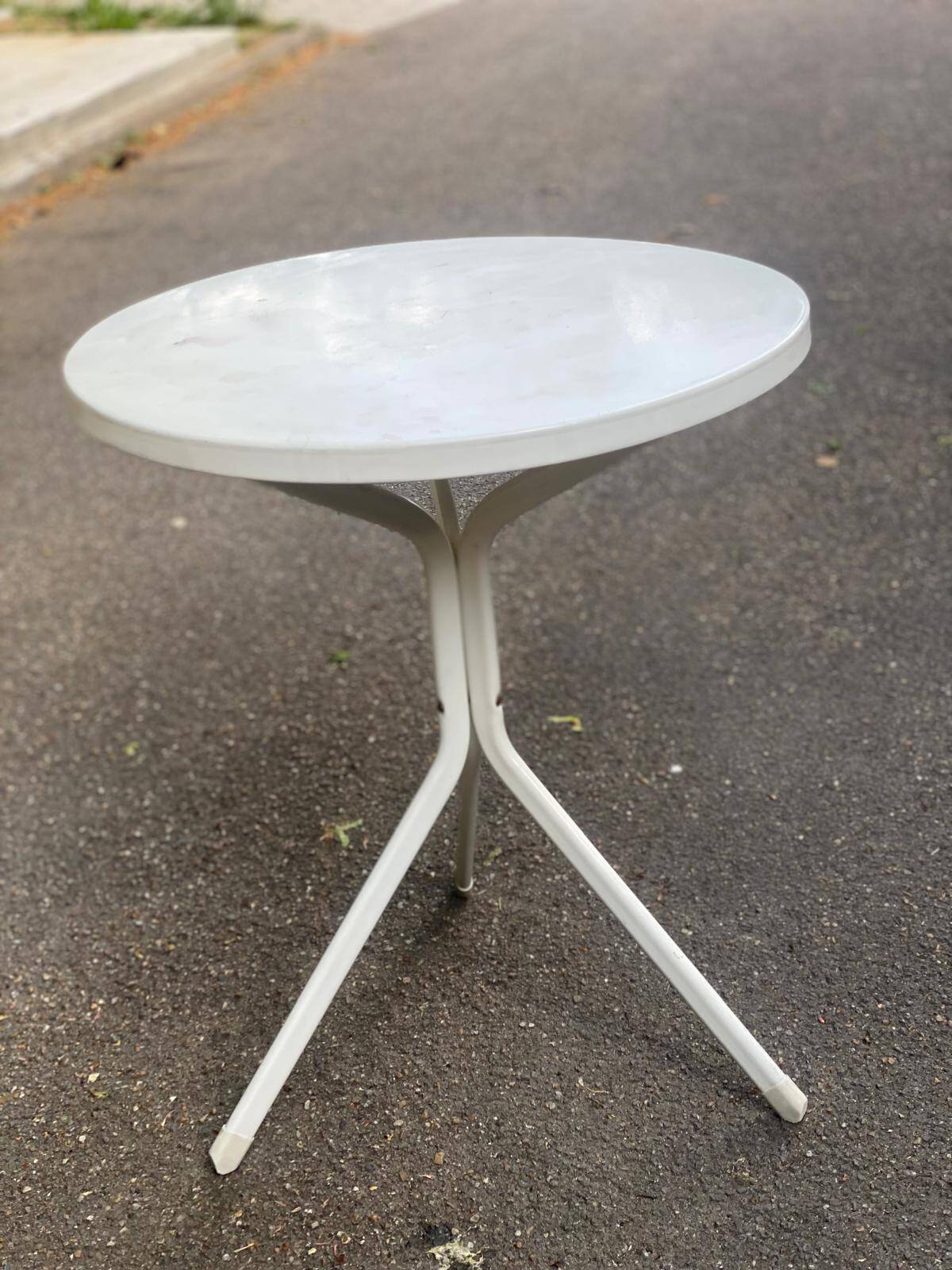 White round tripod bistro table in steel 60cm