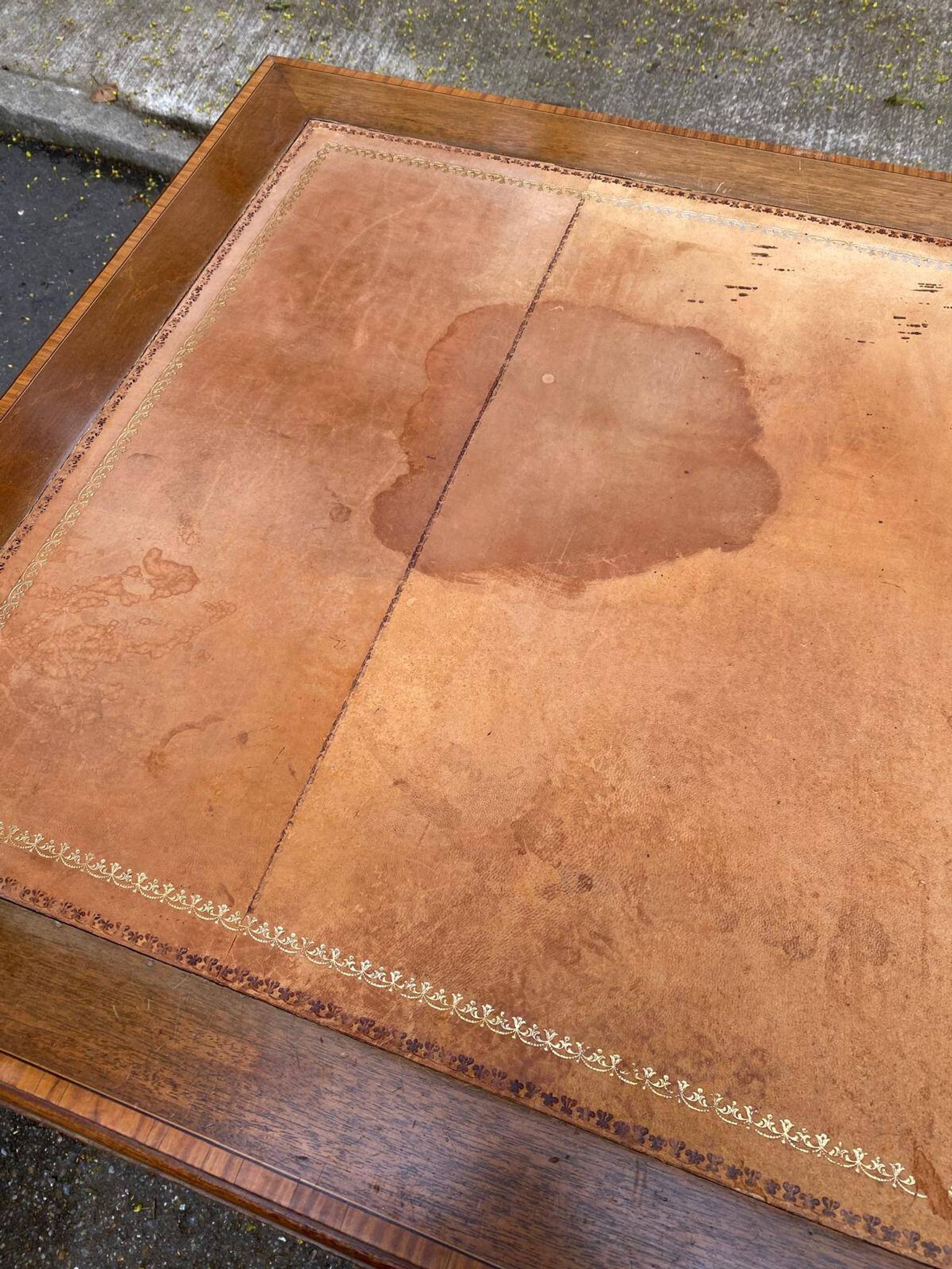 Louis XVI desk in wood and leather from the 19th century