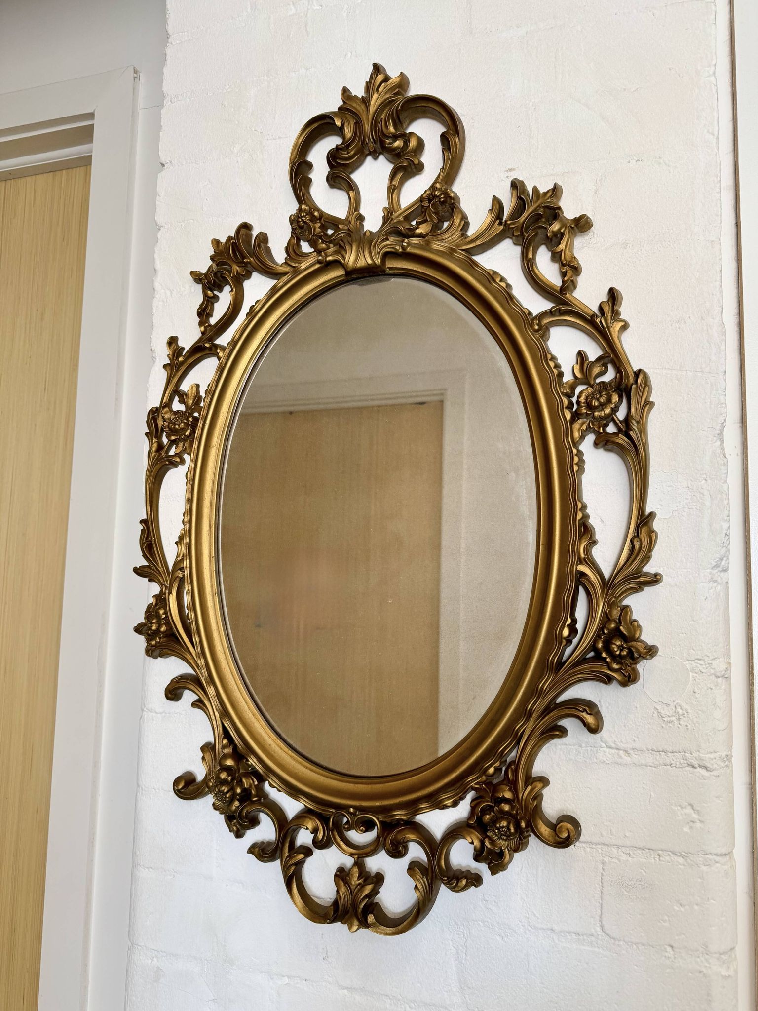Miroir ovale en or de style baroque par Roberta Wood