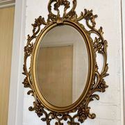 Miroir ovale en or de style baroque par Roberta Wood